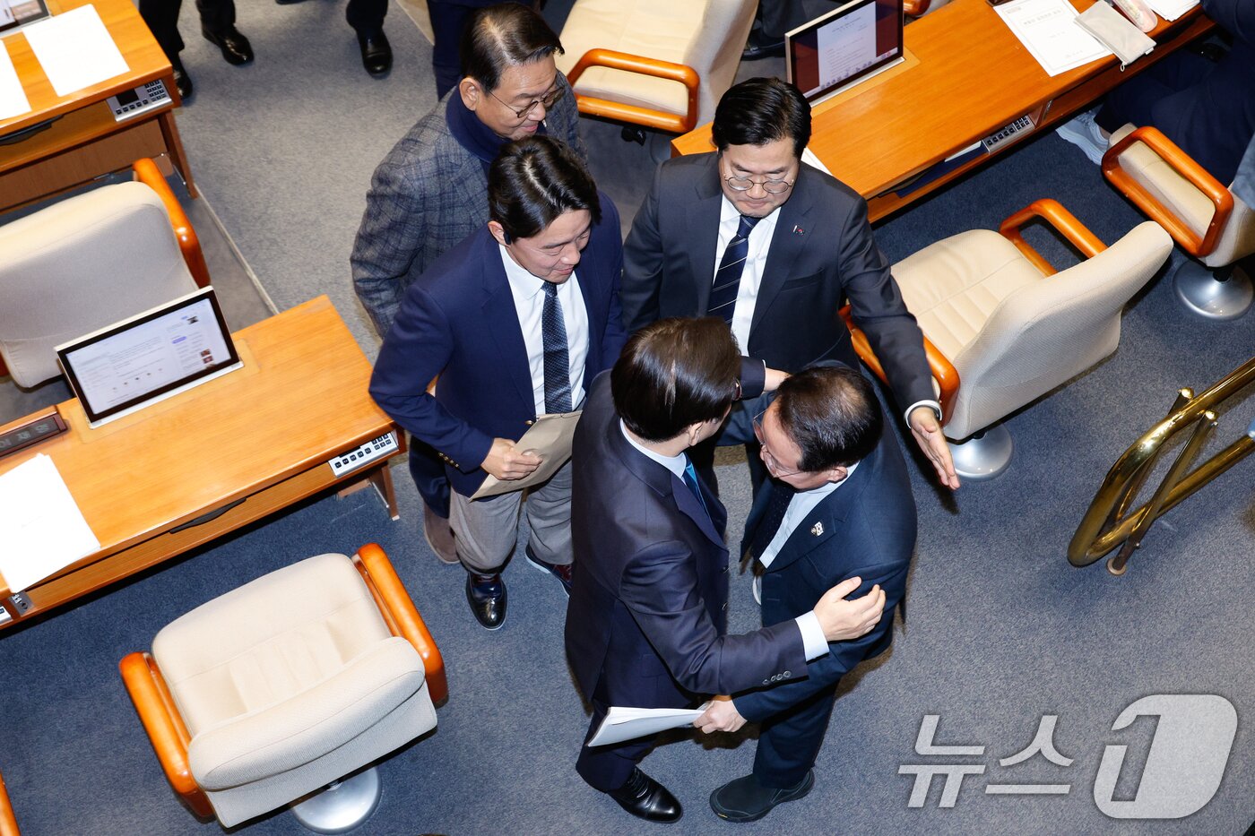 본문 이미지 - 이재명 더불어민주당 대표가 10일 오후 서울 여의도 국회에서 본회의를 마친 뒤 허영 예결위 간사와 포옹하고 있다. 2024.12.10/뉴스1 ⓒ News1 안은나 기자
