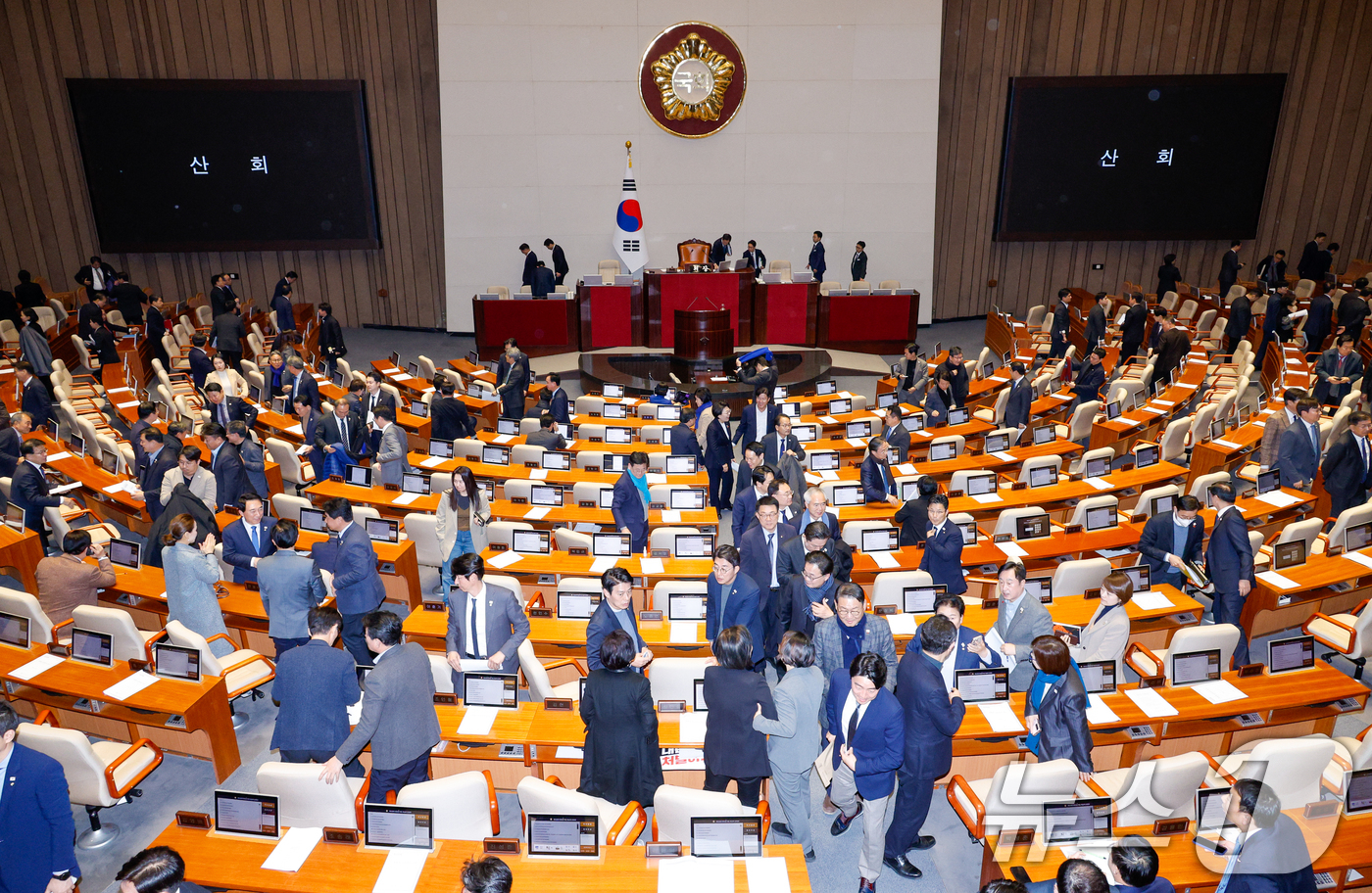 (서울=뉴스1) 안은나 기자 = 10일 오후 서울 여의도 국회에서 본회의를 마친 여야 의원들이 퇴장하고 있다. 2024.12.10/뉴스1