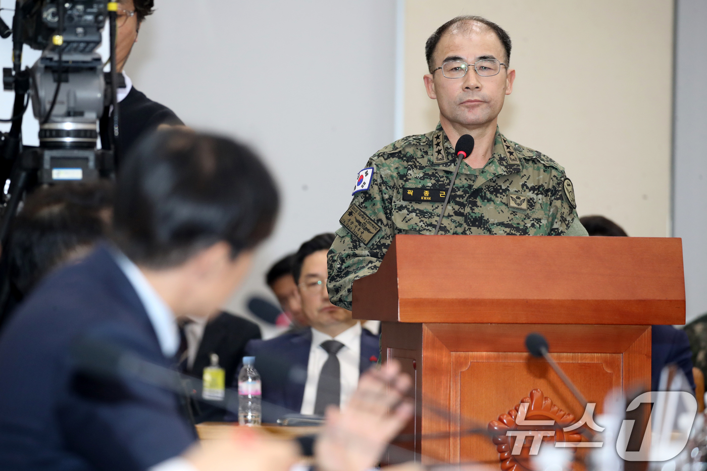 (서울=뉴스1) 이광호 기자 = 곽종근 특수전사령관이 10일 오후 서울 여의도 국회 국방위원회에서 열린 계엄 관련 긴급 현안질의에서 조국 조국혁신당 대표의 질의를 듣고 있다. 20 …