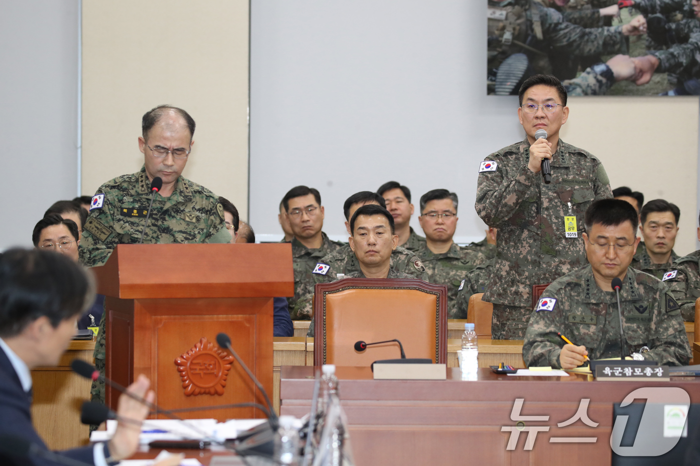 (서울=뉴스1) 이광호 기자 = 이진우 수도방위사령관이 10일 오후 서울 여의도 국회 국방위원회에서 열린 계엄 관련 긴급 현안질의에서 위원 질의에 답하고 있다. 왼쪽은 곽종근 특전 …