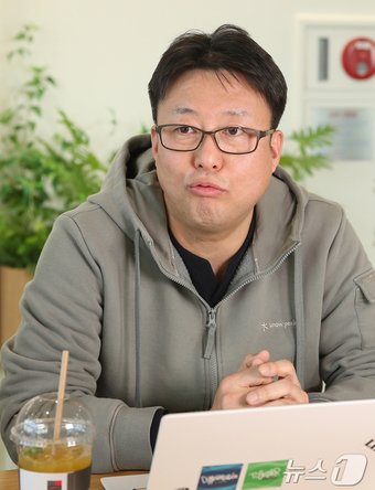 본문 이미지 - 이상철 AI실 AI 프로덕트 개발 담당이 10일 서울 강남구 CJ AI실 본사에서 열린 뉴스1과의 인터뷰에 앞서 포즈를 취하고 있다. 2024.12.10/뉴스1 ⓒ News1 권현진 기자