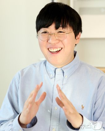 본문 이미지 - 이태희 AI실 데이터 사이언티스트 박사가 10일 서울 강남구 CJ AI실에서 열린 뉴스1과의 인터뷰에 앞서 포즈를 취하고 있다. 2024.12.10/뉴스1 ⓒ News1 권현진 기자