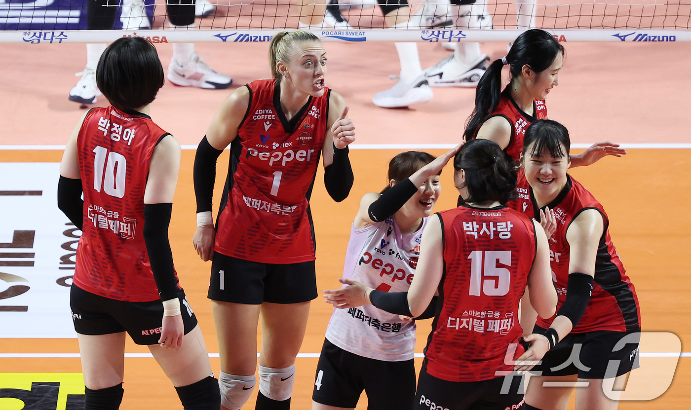 (인천=뉴스1) 김성진 기자 = 페퍼저축은행 테일러가 10일 인천삼산체육관에서 2024-2025 도드람 V리그 흥국생명과 페퍼저축은행의 경기에서 박사랑에게 엄지 손가락을 치켜 세우 …