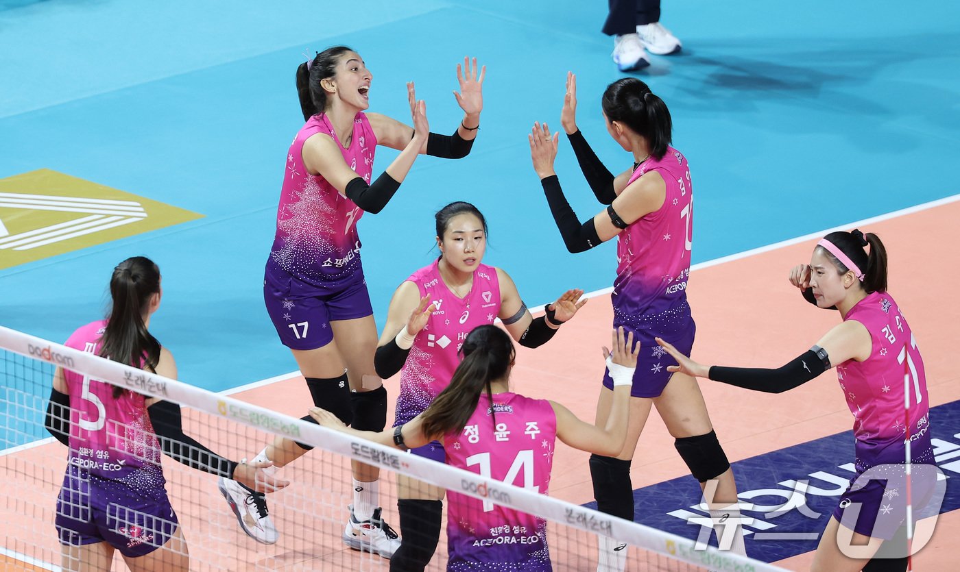 본문 이미지 - 흥국생명 투트쿠가 10일 인천삼산체육관에서 2024-2025 도드람 V리그 흥국생명과 페퍼저축은행의 경기에서 득점을 올린 후 김연경과 하이파이브를 하고 있다. 2024.12.10/뉴스1 ⓒ News1 김성진 기자