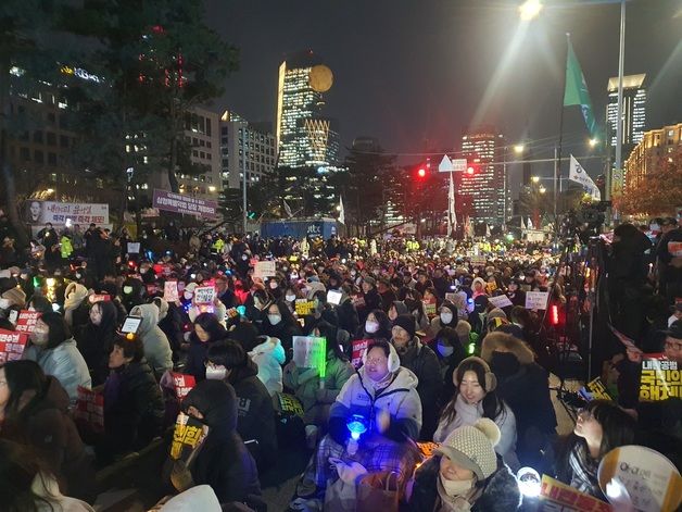 '한 손엔 노트북, 다른 손엔 촛불'…성난 회사원들 "모이자, 여의도"