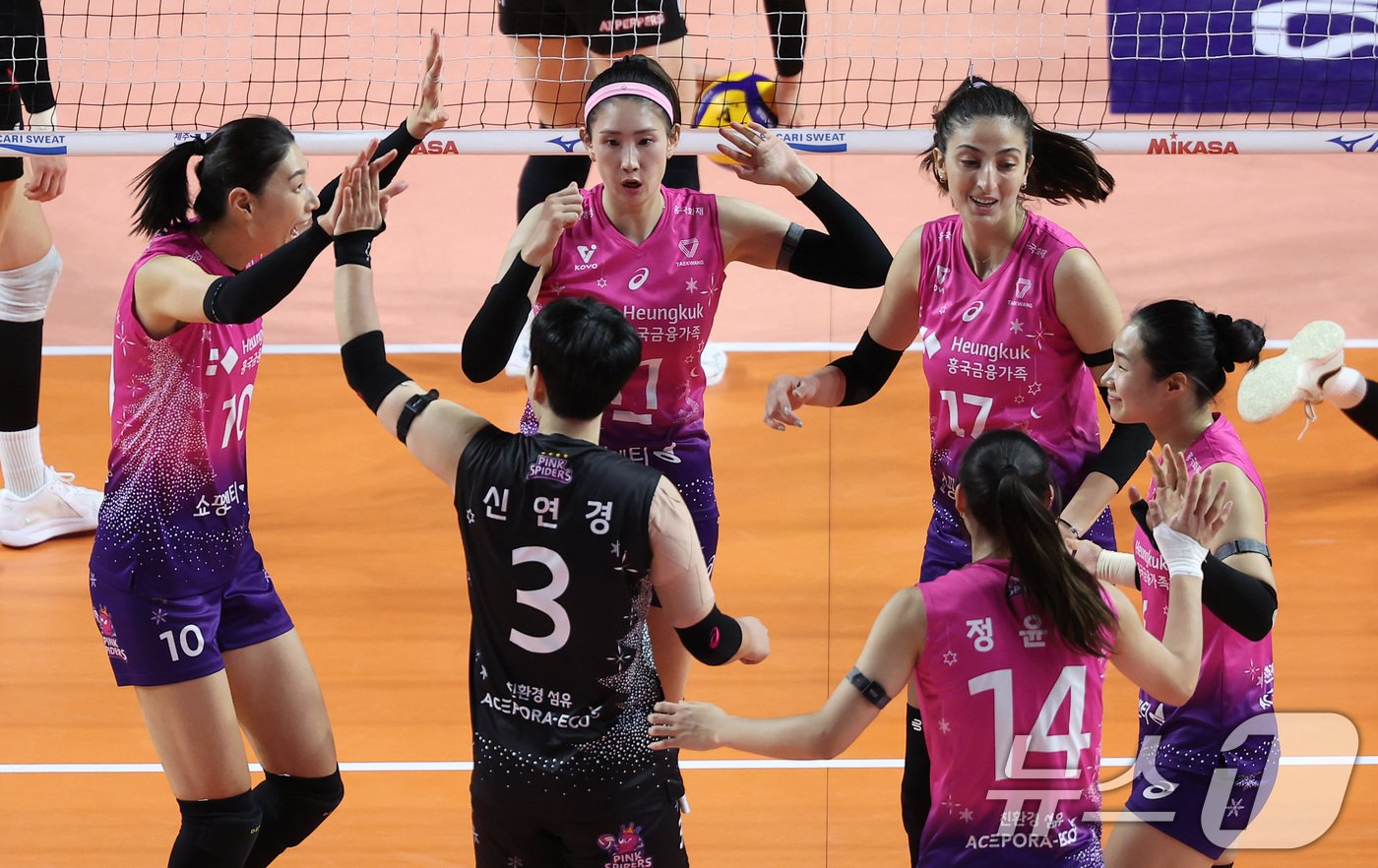 본문 이미지 - 흥국생명 선수들이 10일 인천삼산체육관에서 2024-2025 도드람 V리그 흥국생명과 페퍼저축은행의 경기에서 득점을 올린 후 기뻐하고 있다. 2024.12.10/뉴스1 ⓒ News1 김성진 기자