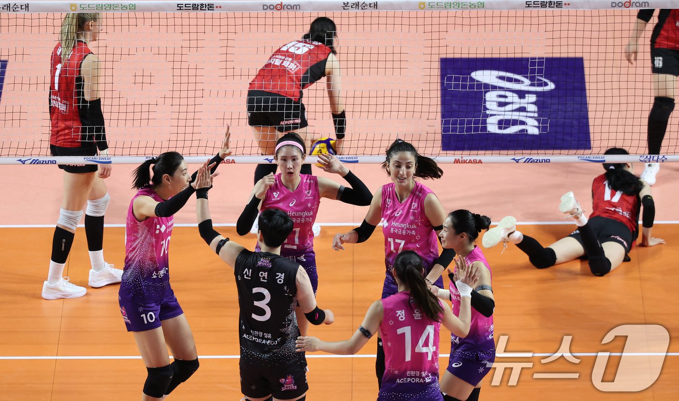 본문 이미지 - 흥국생명 선수들이 10일 인천삼산체육관에서 2024-2025 도드람 V리그 흥국생명과 페퍼저축은행의 경기에서 득점을 올린 후 기뻐하고 있다. 2024.12.10/뉴스1 ⓒ News1 김성진 기자