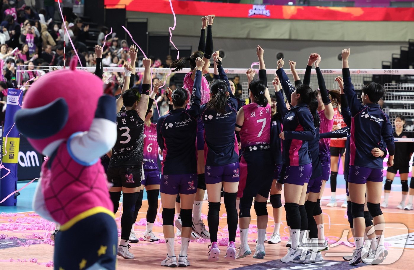 본문 이미지 - 흥국생명 선수들이 10일 인천삼산체육관에서 2024-2025 도드람 V리그 흥국생명과 페퍼저축은행의 경기에서 세트 스코어 3-0&#40;26-24, 25-18, 25-18&#41;으로 승리를 거둔 후 세리머니를 하고 있다. 2024.12.10/뉴스1 ⓒ News1 김성진 기자