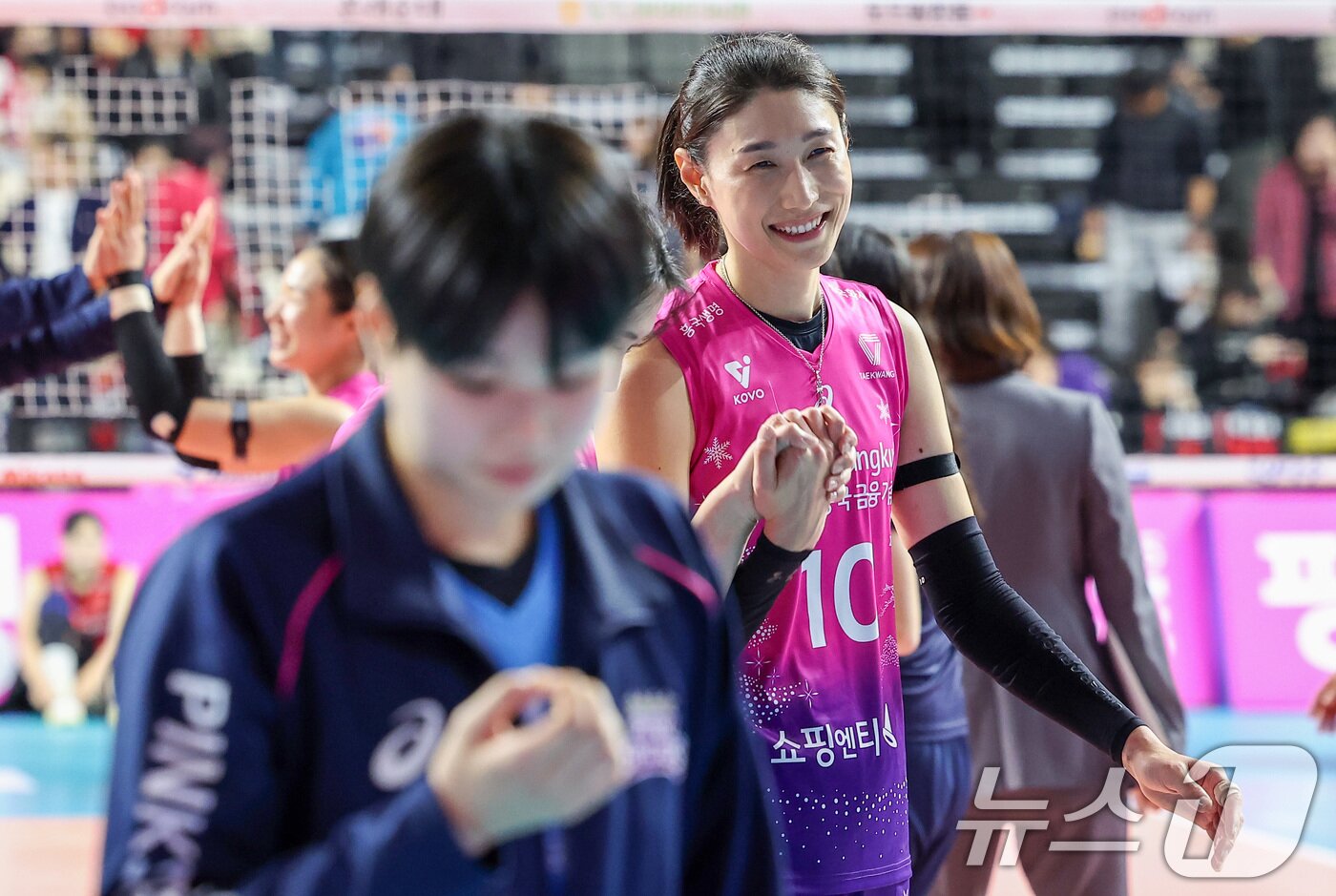 본문 이미지 - 흥국생명 김연경이 10일 인천삼산체육관에서 2024-2025 도드람 V리그 흥국생명과 페퍼저축은행의 경기에서 세트 스코어 3-0(26-24, 25-18, 25-18)으로 승리를 거둔 후 하이파이브를 하고 있다. 2024.12.10/뉴스1 ⓒ News1 김성진 기자
