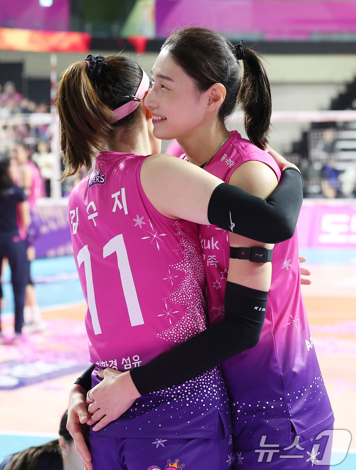 (인천=뉴스1) 김성진 기자 = 흥국생명 김연경과 김수지가 10일 인천삼산체육관에서 2024-2025 도드람 V리그 흥국생명과 페퍼저축은행의 경기에서 세트 스코어 3-0(26-24 …