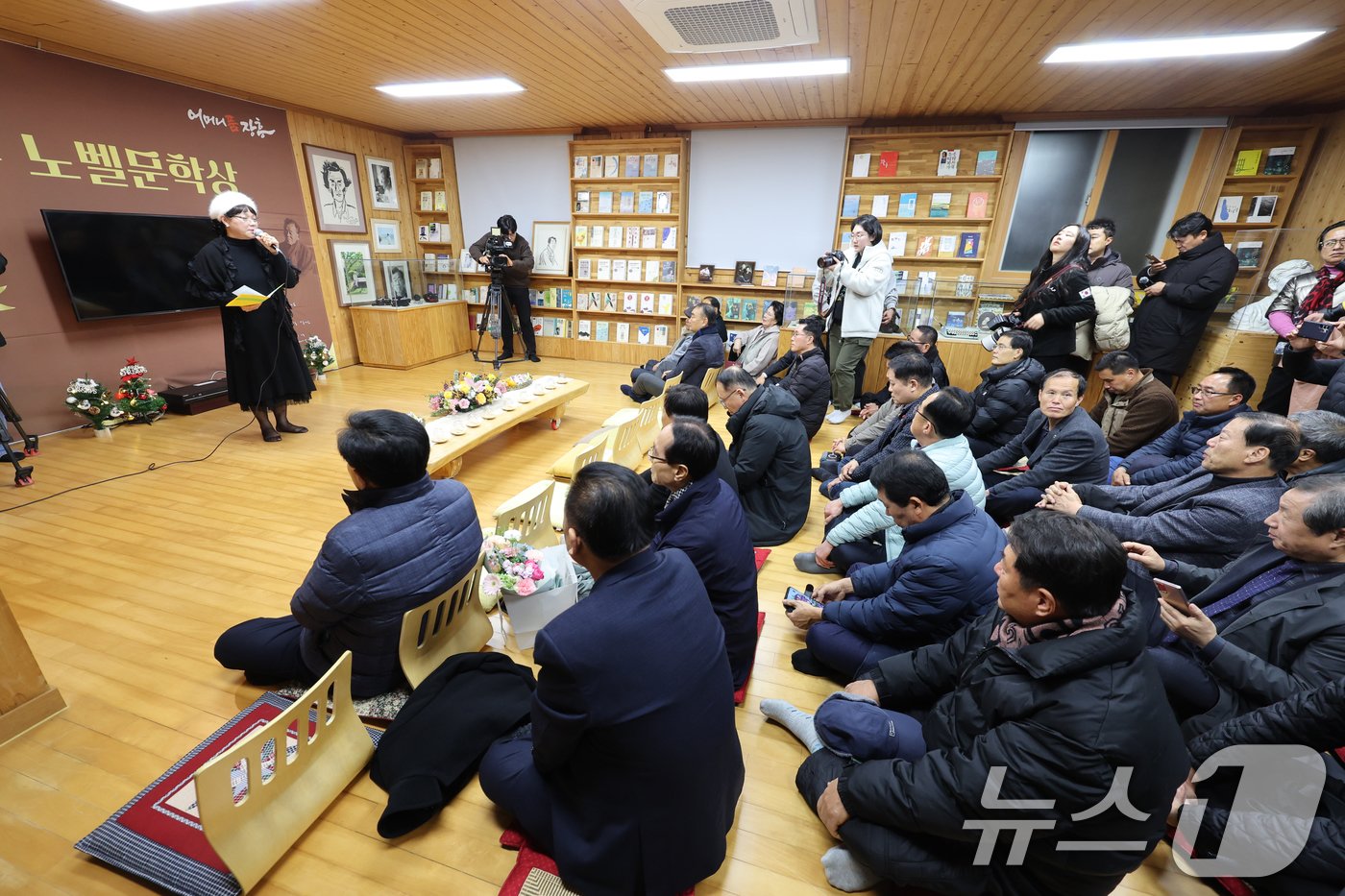 10일 오후 전남 장흥군 안양면 율산마을 &#39;한승원 문화학교&#39;에서 한강 작가의 노벨문학상 수상 축하행사가 열리고 있다. 2024.12.10/뉴스1 ⓒ News1 김태성 기자