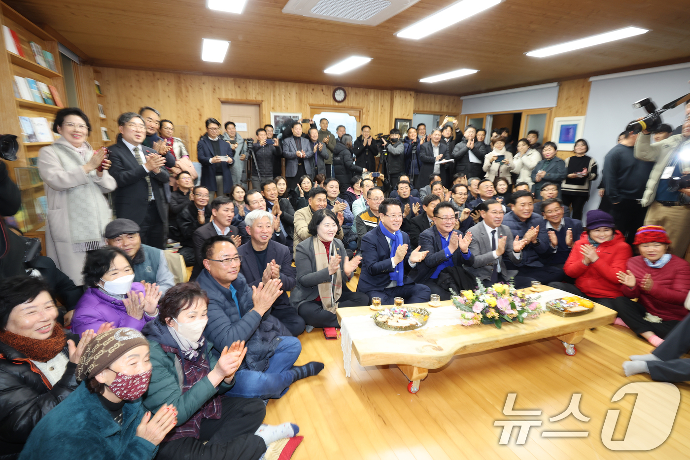 (장흥=뉴스1) 김태성 기자 = 11일 오전 전남 장흥군 안양면 율산마을 한승원 문학학교에서 김영록 전남도지사,  주민 등이 모여 한강 작가의 노벨문학상 시상식을 함께 시청하며 축 …