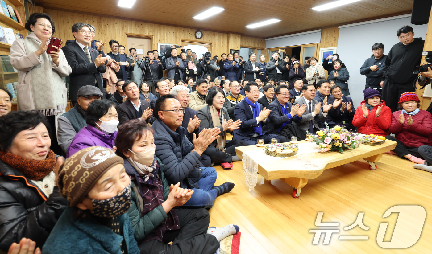 (장흥=뉴스1) 김태성 기자 = 11일 오전 전남 장흥군 안양면 율산마을 한승원 문학학교에서 김영록 전남도지사,  주민 등이 모여 한강 작가의 노벨문학상 시상식을 함께 시청하며 축 …