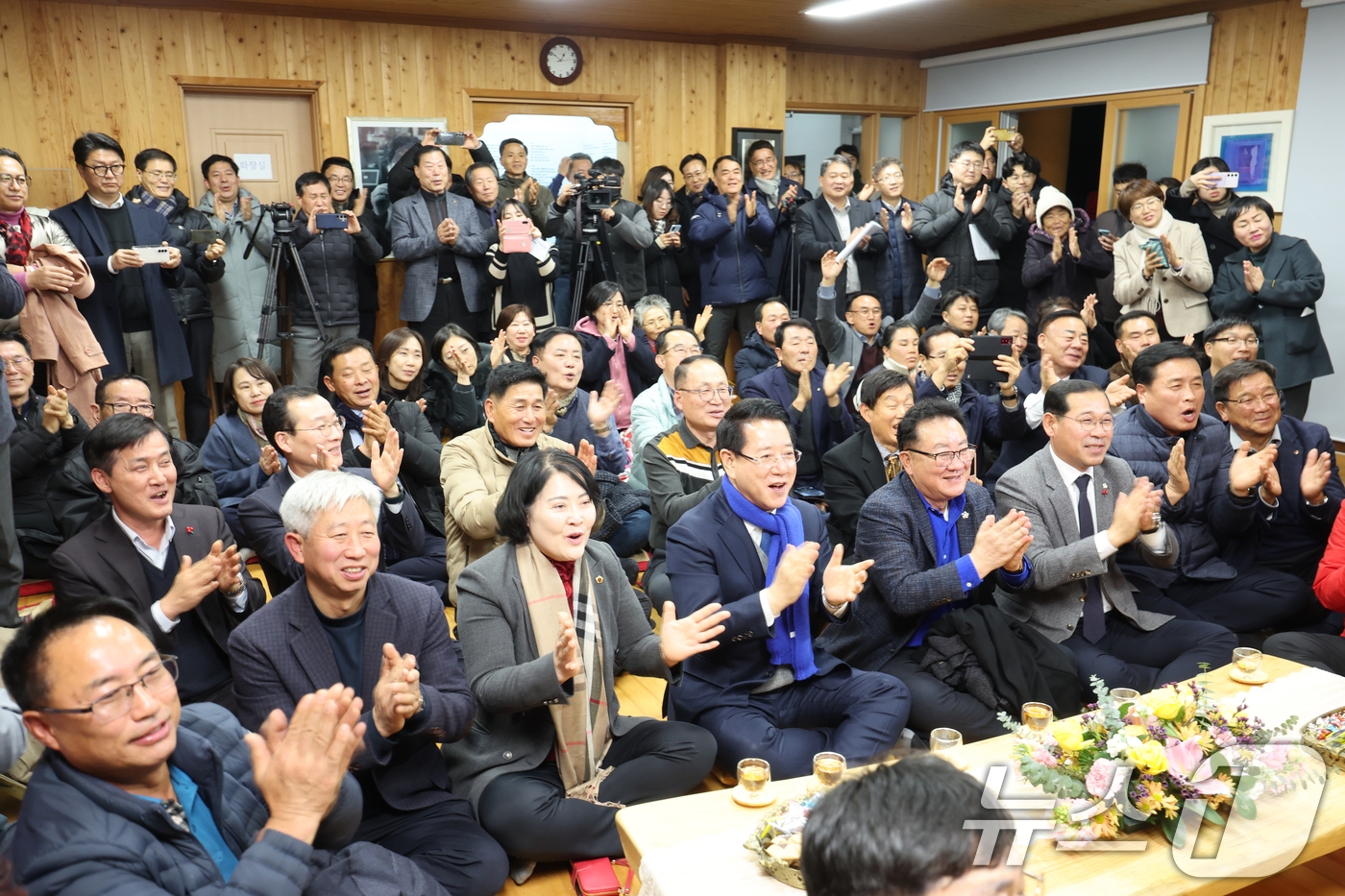 (장흥=뉴스1) 김태성 기자 = 11일 오전 전남 장흥군 안양면 율산마을 한승원 문학학교에서 김영록 전남도지사,  주민 등이 모여 한강 작가의 노벨문학상 시상식을 함께 시청하며 축 …