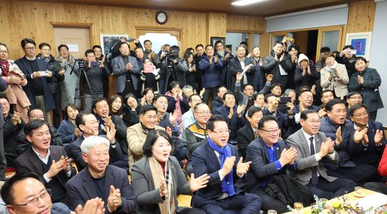 한강 수상 축하하는 김영록 전남도지사