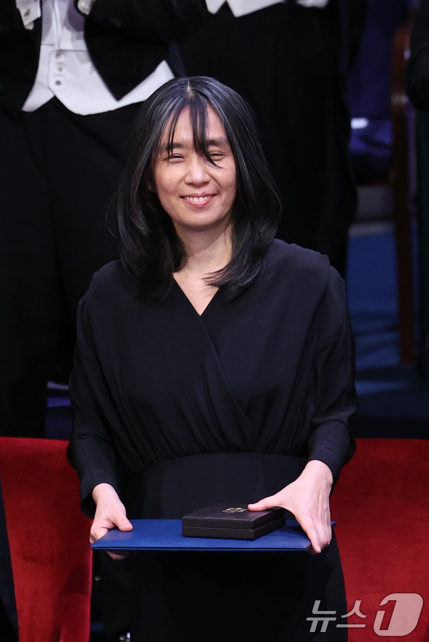 본문 이미지 - 노벨문학상을 수상한 한강이 10일&#40;현지시간&#41; 스웨덴 스톡홀름 콘서트홀에서 열린 2024 노벨상 시상식에서 노벨상 증서와 메달을 들고 있다. 2024.12.11/뉴스1 ⓒ News1 박지혜 기자