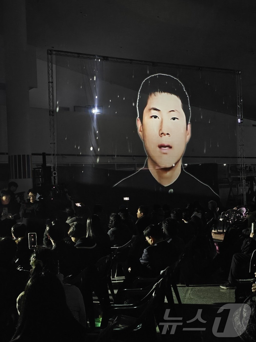 본문 이미지 - 한강 작가가 노벨문학상을 수상한 11일 광주시청에서 &#39;소년이 온다&#39;의 주인공 동호의 모티브인 5·18학생시민군 고 문재학 열사의 생전 모습이 홀로그램으로 펼쳐지고 있다. 2024.12.11/뉴스1 ⓒ News1 최성국 기자