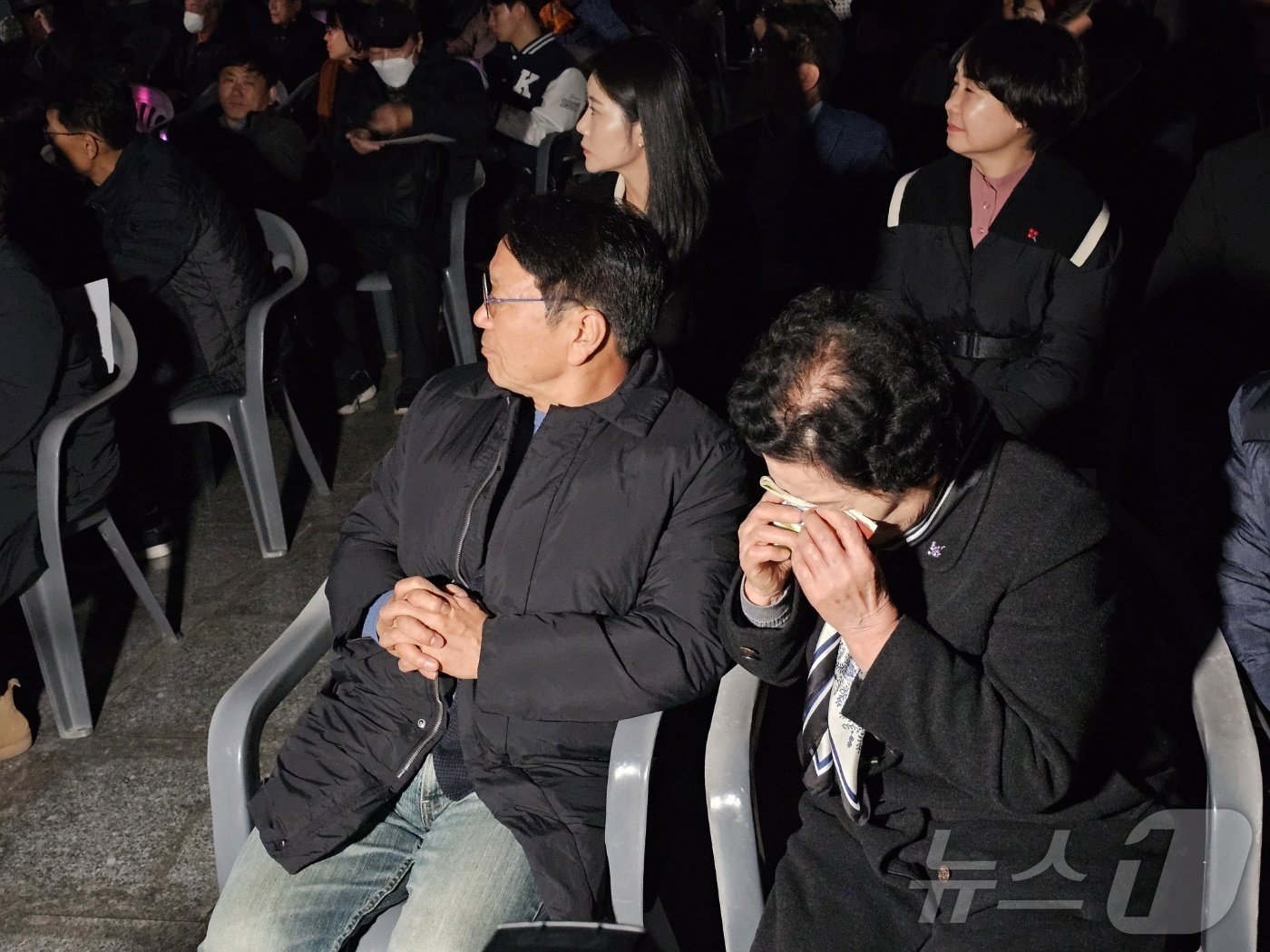 본문 이미지 - 한강 작가가 노벨문학상을 수상한 11일 광주시청에서 &#39;소년이 온다&#39;의 주인공 동호의 모티브인 5·18학생시민군 고 문재학 열사의 생전 모습이 홀로그램으로 펼쳐지는 것을 보고 문 열사의 어머니 김길자 씨가 눈물을 흘리고 있다. 2024.12.11/뉴스1 ⓒ News1 최성국 기자