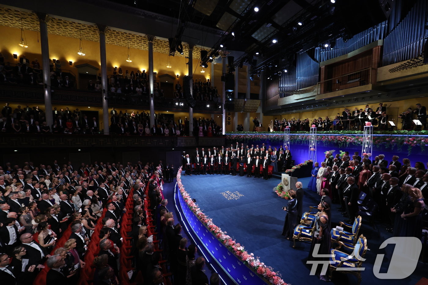 본문 이미지 - 10일&#40;현지시간&#41; 스웨덴 스톡홀름 콘서트홀에서 열린 2024 노벨상 시상식에서 한강 작가의 노벨문학상 수상에 참석자들이 박수를 치고 있다. 2024.12.11/뉴스1 ⓒ News1 박지혜 기자