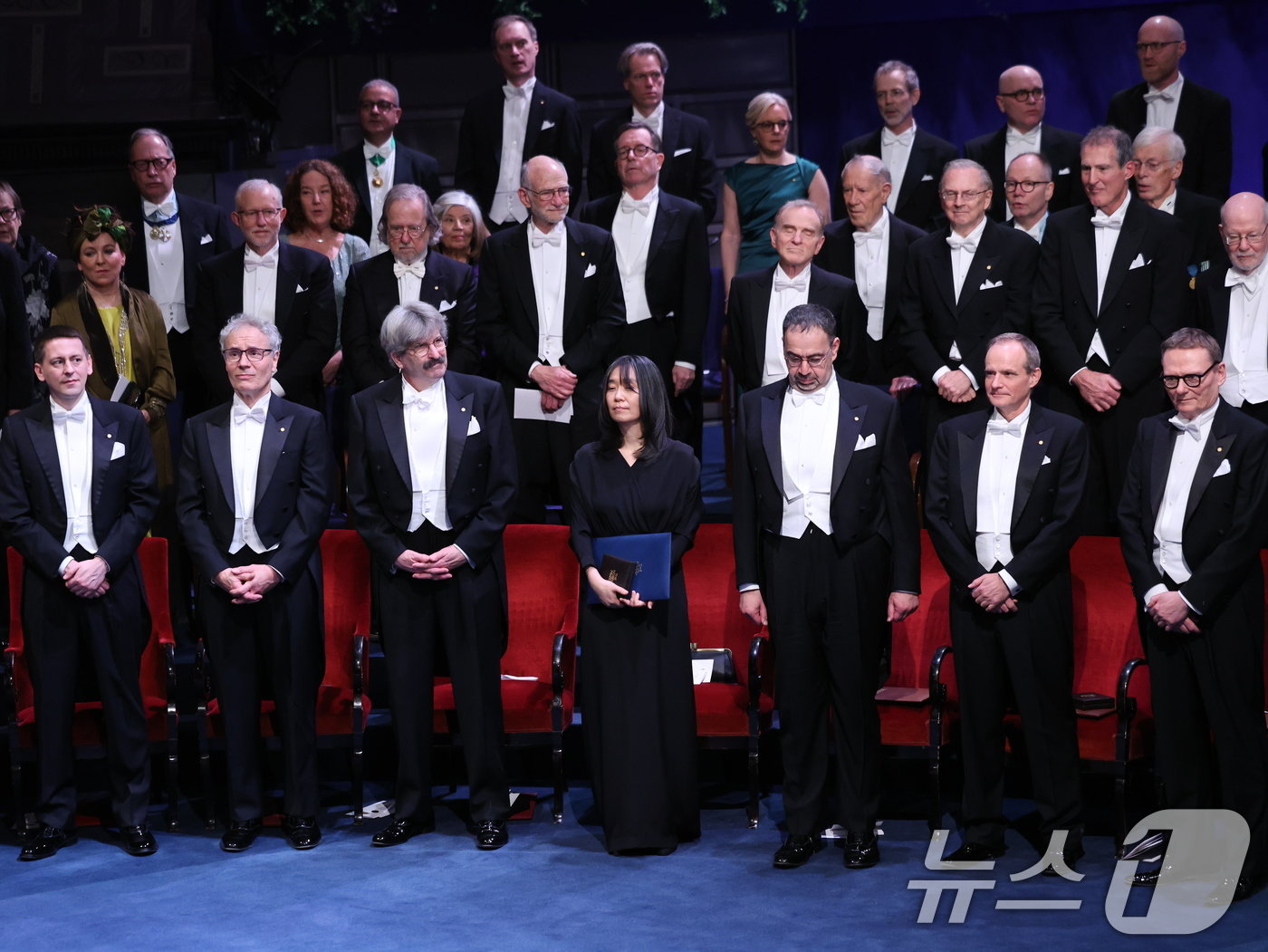 본문 이미지 - 노벨문학상을 수상한 한강이 10일&#40;현지시간&#41; 스웨덴 스톡홀름 콘서트홀에서 열린 2024 노벨상 시상식에서 노벨상 증서와 메달을 들고 있다. 2024.12.11/뉴스1 ⓒ News1 박지혜 기자