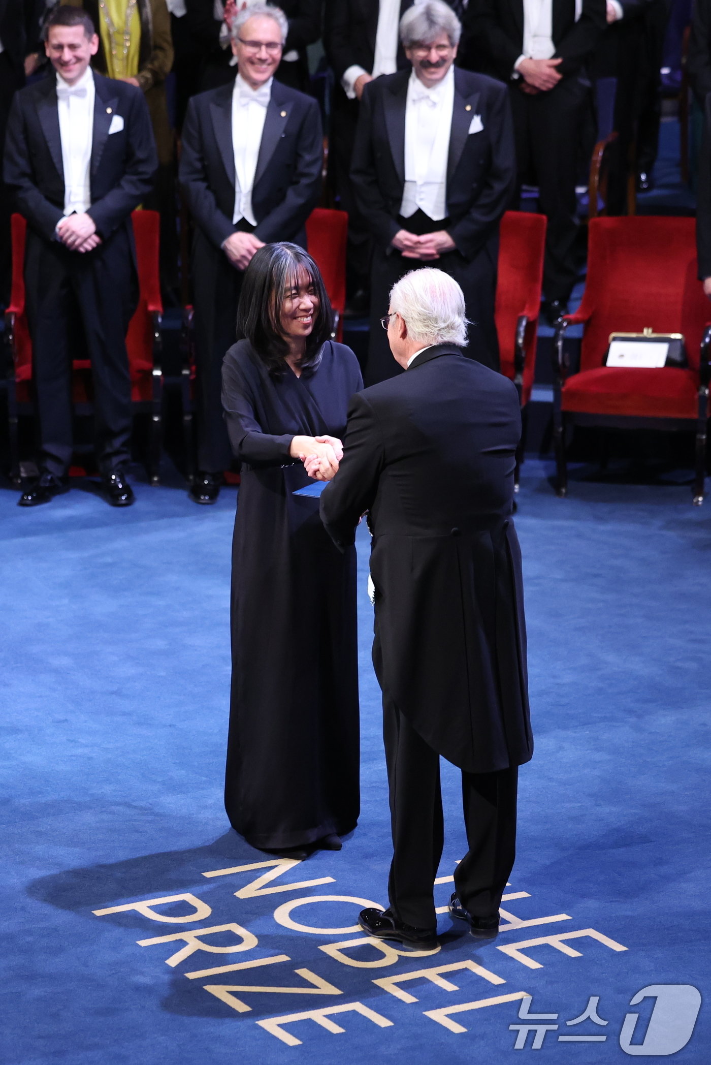 본문 이미지 - 한강이 10일&#40;현지시간&#41; 스웨덴 스톡홀름 콘서트홀에서 열린 2024 노벨상 시상식에서 스웨덴 칼 16세 구스타프 국왕으로부터 노벨 문학상을 수상하고 있다. 2024.12.11/뉴스1 ⓒ News1 박지혜 기자