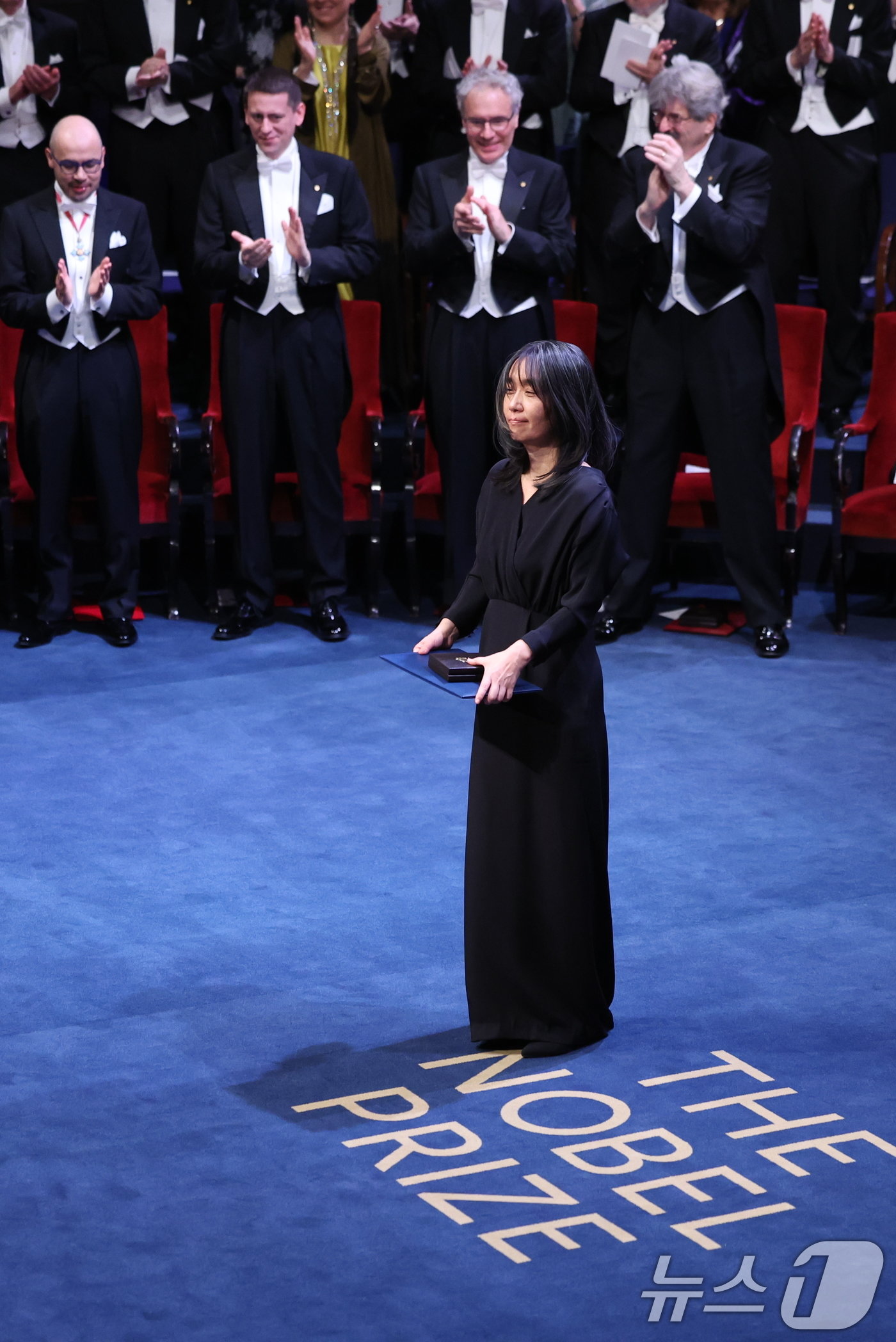 본문 이미지 - 노벨문학상을 수상한 한강이 10일&#40;현지시간&#41; 스웨덴 스톡홀름 콘서트홀에서 열린 2024 노벨상 시상식에서 노벨상 증서와 메달을 들고 있다. 2024.12.11/뉴스1 ⓒ News1 박지혜 기자