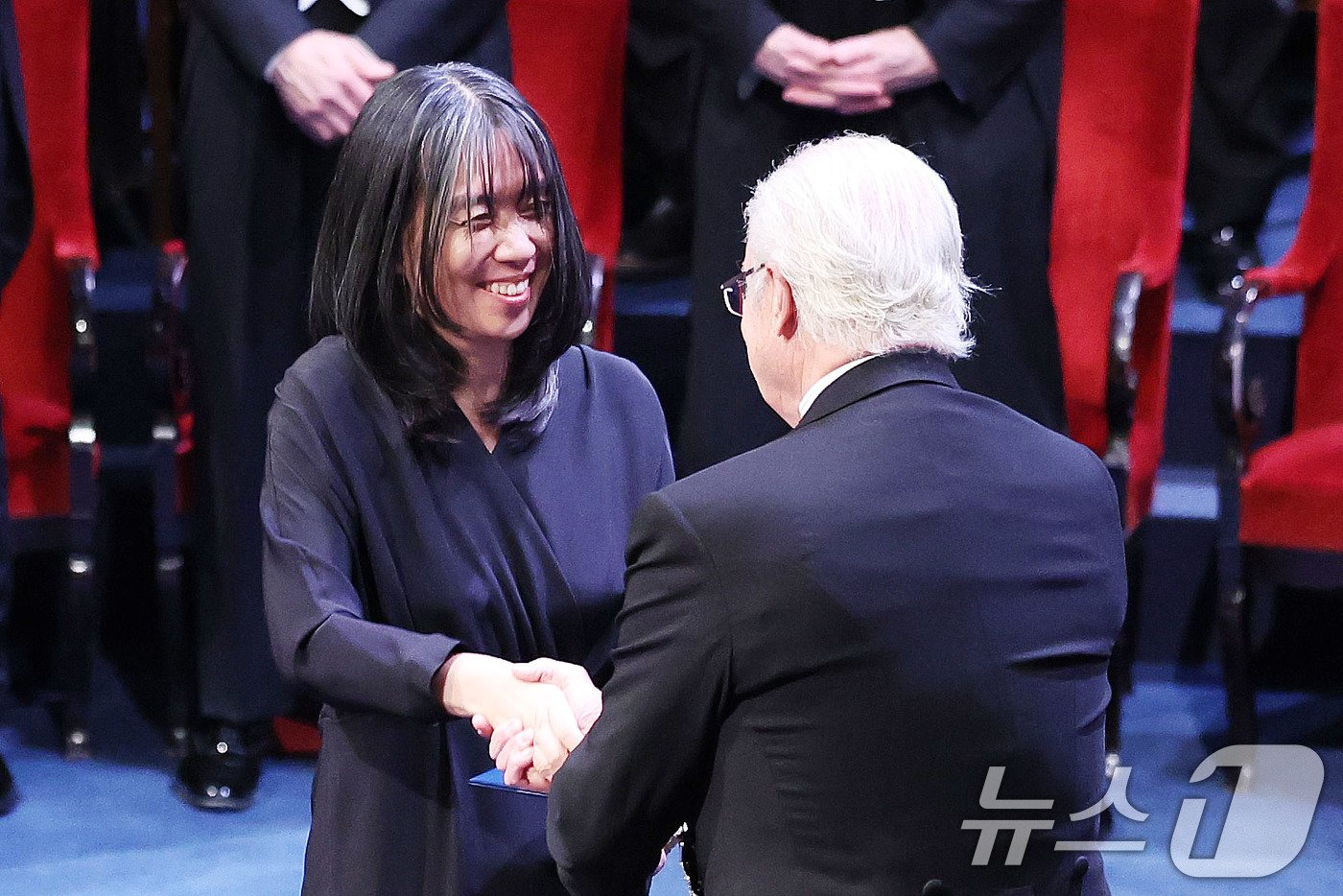 본문 이미지 - 한강이 10일&#40;현지시간&#41; 스웨덴 스톡홀름 콘서트홀에서 열린 2024 노벨상 시상식에서 스웨덴 칼 16세 구스타프 국왕으로부터 노벨 문학상을 수상하고 있다. 2024.12.11/뉴스1 ⓒ News1 박지혜 기자