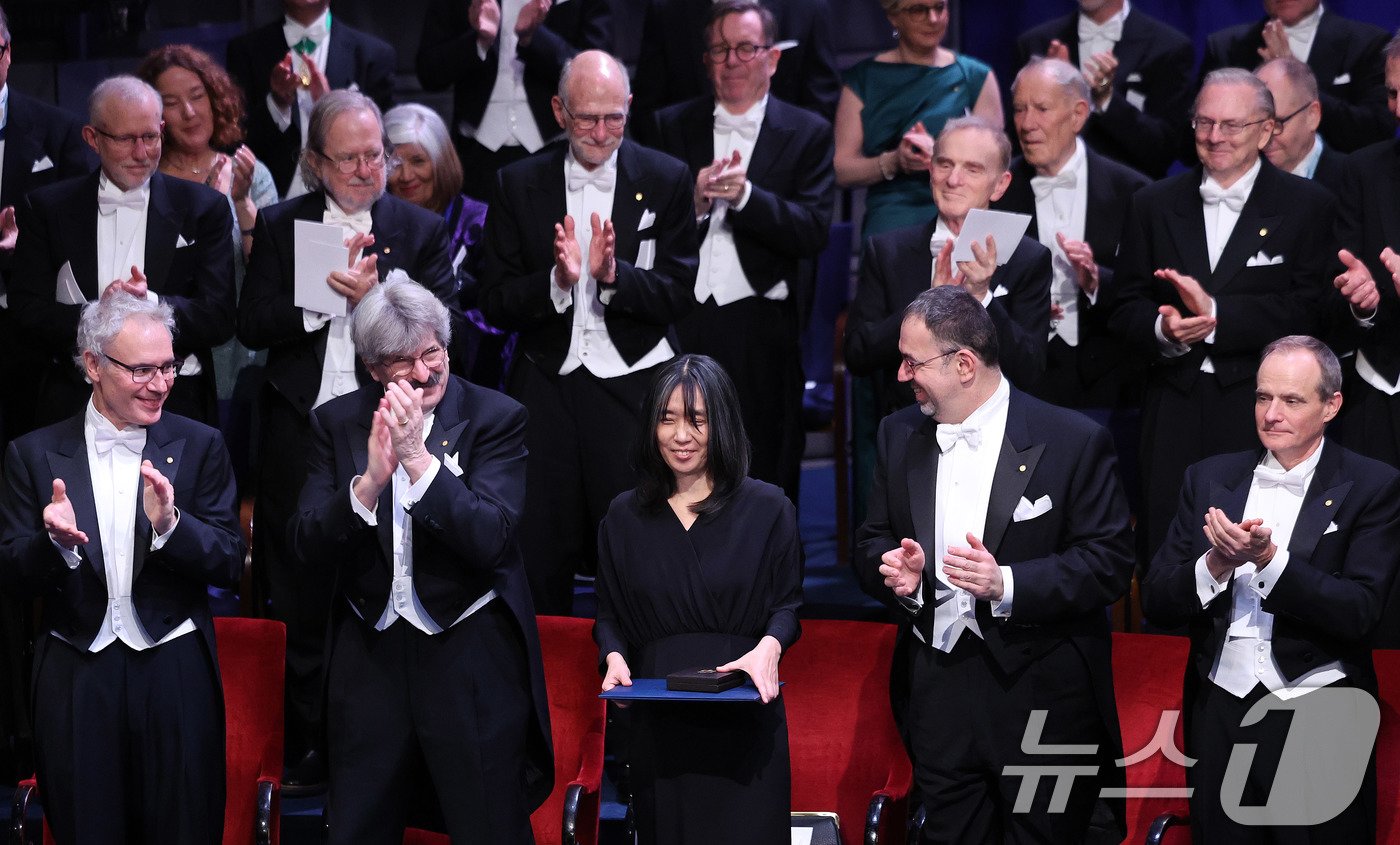 본문 이미지 - 노벨문학상을 수상한 한강이 10일&#40;현지시간&#41; 스웨덴 스톡홀름 콘서트홀에서 열린 2024 노벨상 시상식에서 노벨상 증서와 메달을 들고 있다. 2024.12.11/뉴스1 ⓒ News1 박지혜 기자