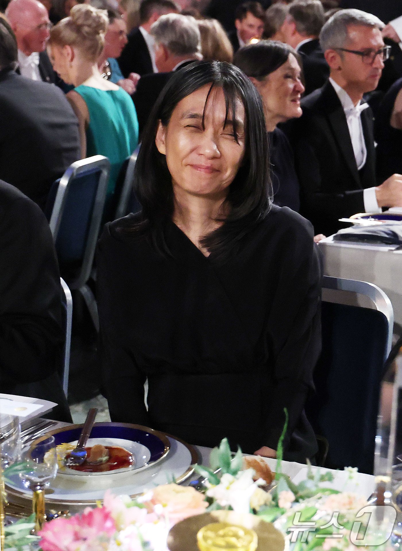 본문 이미지 - 우리나라 최초, 아시아 여성 작가 중 처음으로 노벨문학상을 수상한 한강이 10일&#40;현지시간&#41; 스웨덴 스톡홀름 시청에서 열린 노벨상 연회에 참석하고 있다. 2024.12.11/뉴스1 ⓒ News1 박지혜 기자
