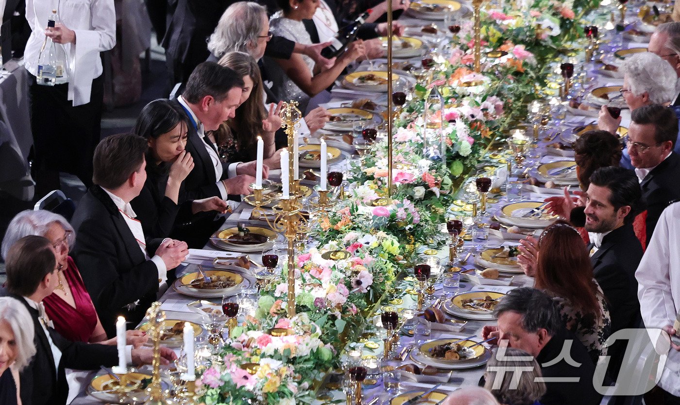 본문 이미지 - 우리나라 최초, 아시아 여성 작가 중 처음으로 노벨문학상을 수상한 한강이 10일&#40;현지시간&#41; 스웨덴 스톡홀름 시청에서 열린 노벨상 연회에서 참석자들과 함께 만찬을 즐기고 있다. 2024.12.11/뉴스1 ⓒ News1 박지혜 기자