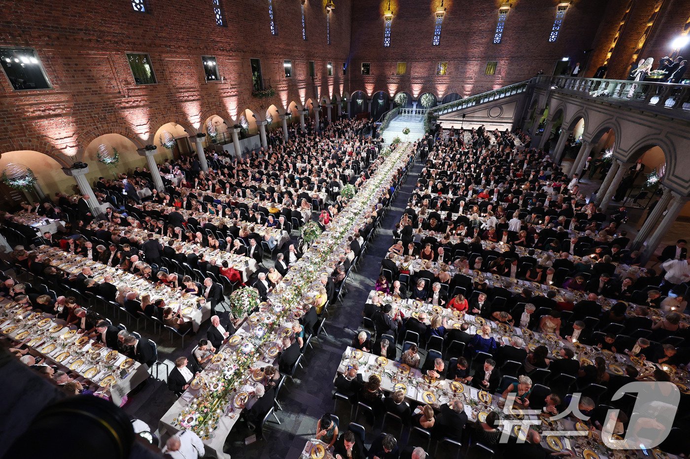 본문 이미지 - 10일&#40;현지시간&#41; 스웨덴 스톡홀름 시청에서 2024 노벨상 연회가 진행되고 있다. 이날 한강은 우리나라 최초, 아시아 여성 작가 중 처음으로 노벨문학상을 수상했다. 2024.12.11/뉴스1 ⓒ News1 박지혜 기자