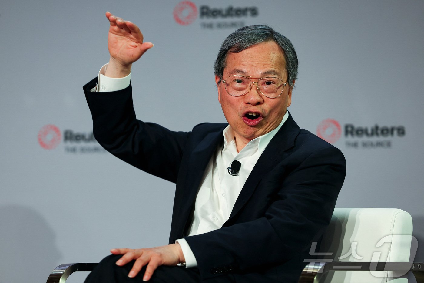 본문 이미지 - 찰리 량 슈퍼마이크로 컴퓨터 CEO가 11월 로이터 콘퍼런스에서 발언하고 있다. ⓒ 로이터=뉴스1 ⓒ News1 박형기 기자