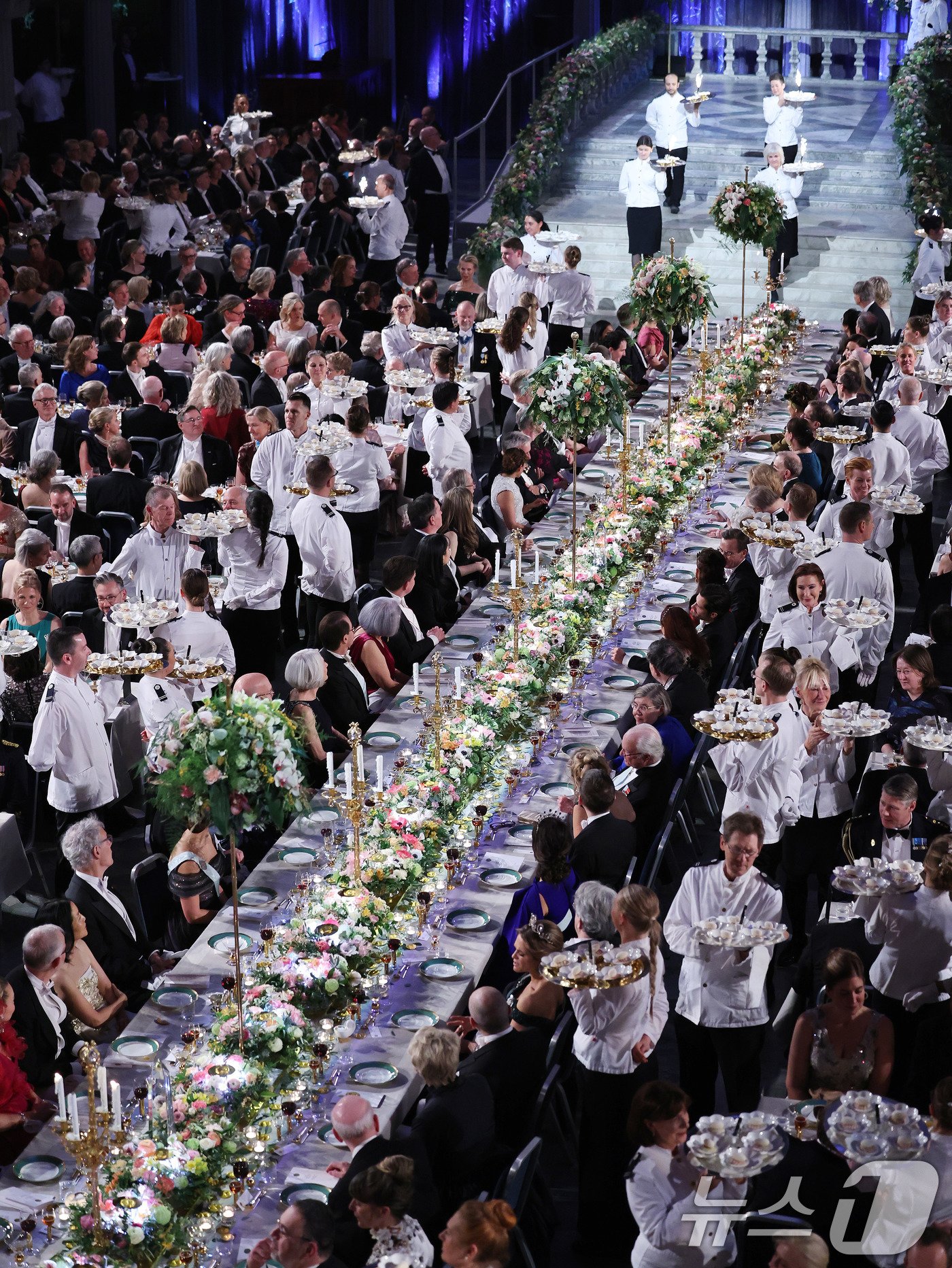 본문 이미지 - 10일&#40;현지시간&#41; 스웨덴 스톡홀름 시청에서 열린 2024 노벨상 연회에서 디저트 퍼레이드가 진행되고 있다. 이날 한강은 우리나라 최초, 아시아 여성 작가 중 처음으로 노벨문학상을 수상했다. 2024.12.11/뉴스1 ⓒ News1 박지혜 기자