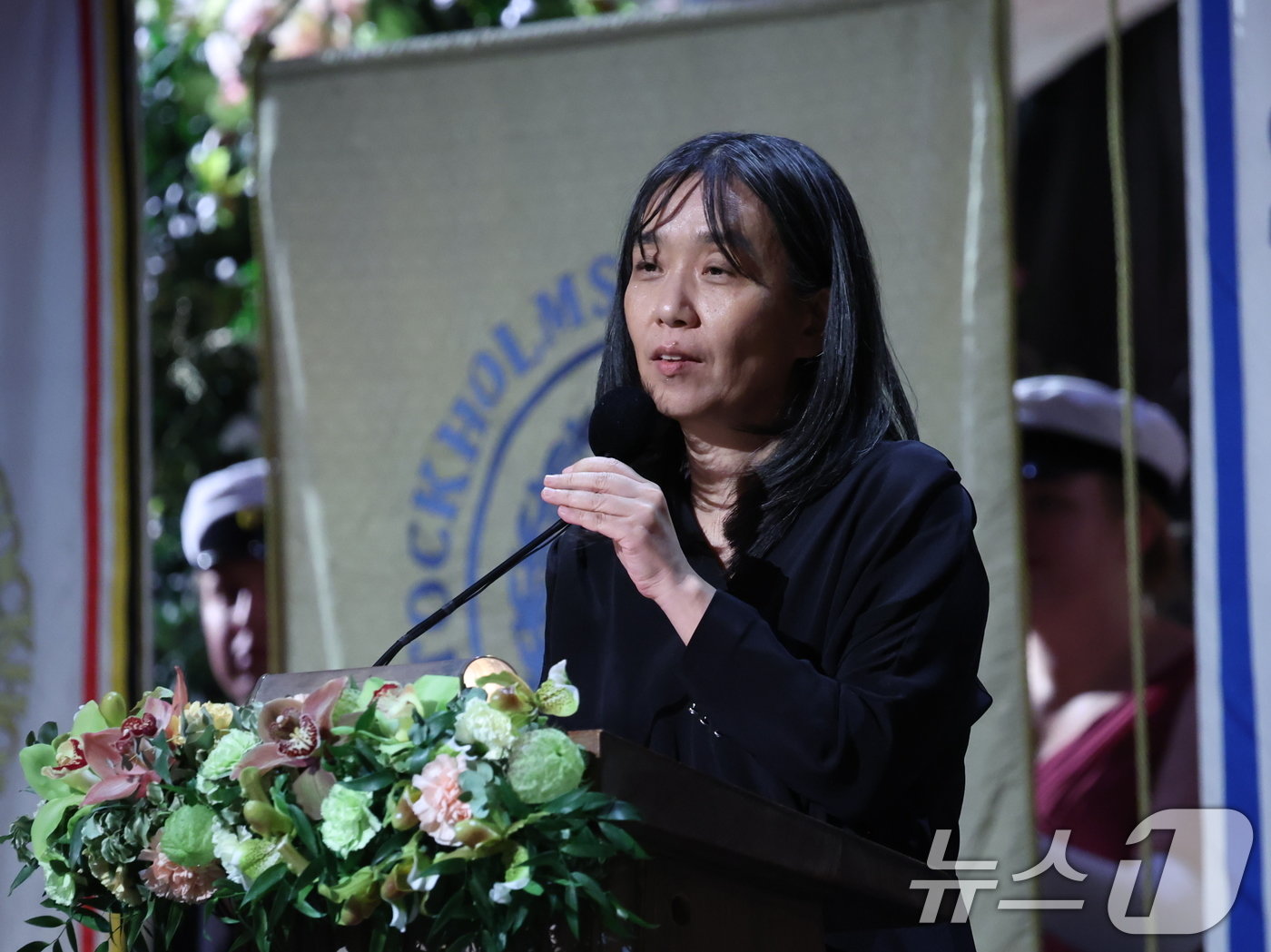 본문 이미지 - 우리나라 최초, 아시아 여성 작가 중 처음으로 노벨문학상을 수상한 한강이 10일&#40;현지시간&#41; 스웨덴 스톡홀름 시청에서 열린 노벨상 연회에서 수상 소감을 밝히고 있다. 2024.12.11/뉴스1 ⓒ News1 박지혜 기자