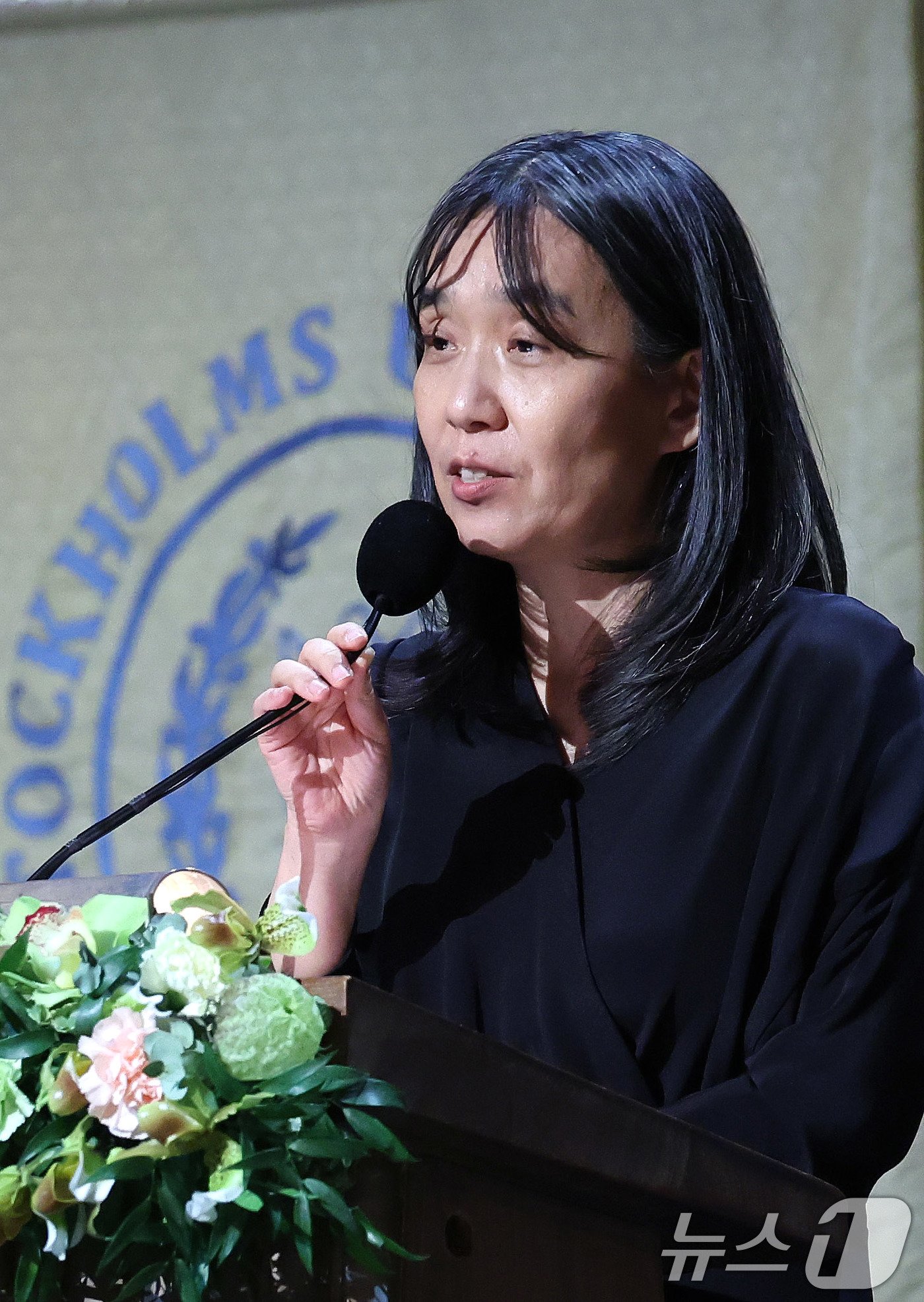 본문 이미지 - 우리나라 최초, 아시아 여성 작가 중 처음으로 노벨문학상을 수상한 한강이 10일&#40;현지시간&#41; 스웨덴 스톡홀름 시청에서 열린 노벨상 연회에서 수상 소감을 밝히고 있다. 2024.12.11/뉴스1 ⓒ News1 박지혜 기자