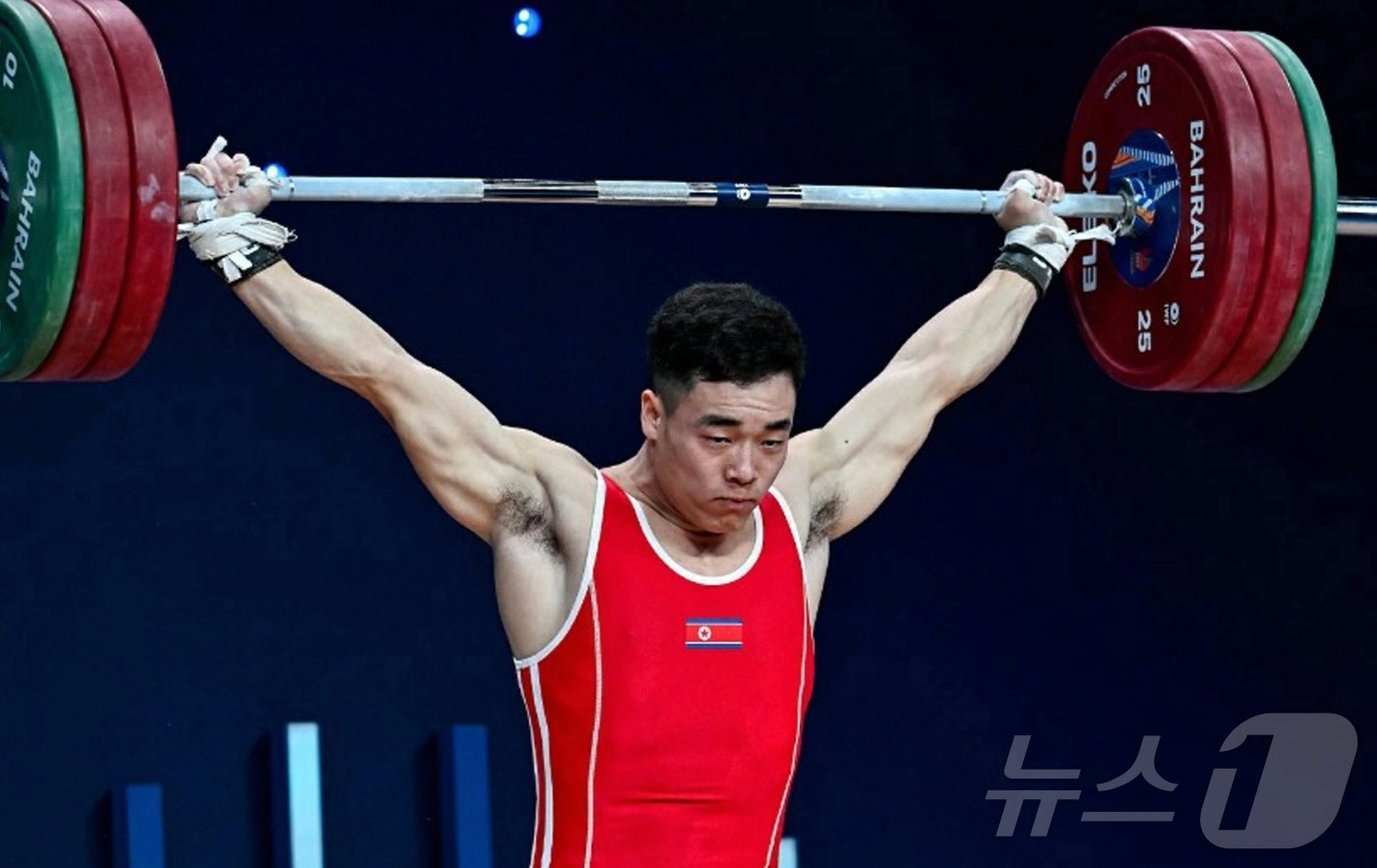 본문 이미지 - &#40;평양 노동신문=뉴스1&#41; = 북한 노동당 기관지 노동신문은 11일 2024년 국제역기연맹 세계선수권대회에 참가한 김일경 선수가 끌어올리기&#40;인상&#41;, 추켜올리기&#40;용상&#41;, 종합에서 각각 1위를 차지해 3개의 금메달을 획득했다고 보도했다. 리룡현 선수는 추켜올리기&#40;용상&#41;, 종합에서 각각 1위를 했다고 전했다. [국내에서만 사용가능. 재배포 금지. DB 금지. For Use Only in the Republic of Korea. Redistribution Prohibited] rodongphoto@news1.kr