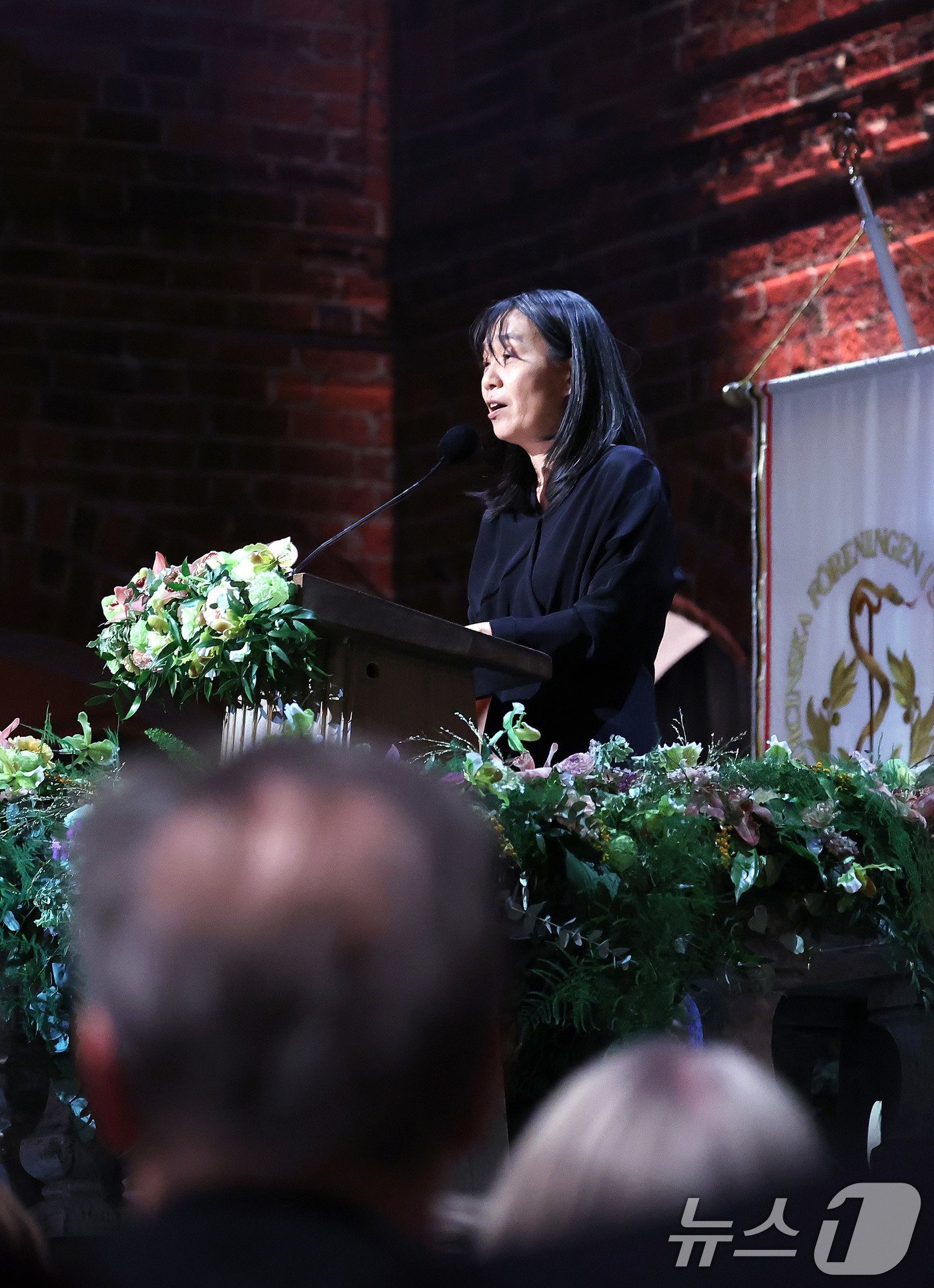 본문 이미지 - 우리나라 최초, 아시아 여성 작가 중 처음으로 노벨문학상을 수상한 한강이 10일&#40;현지시간&#41; 스웨덴 스톡홀름 시청에서 열린 노벨상 연회에서 수상 소감을 밝히고 있다. 2024.12.11/뉴스1 ⓒ News1 박지혜 기자