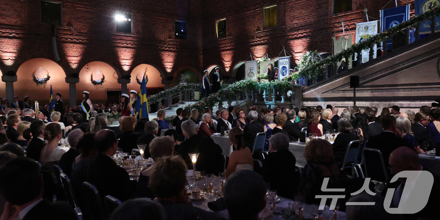 본문 이미지 - 우리나라 최초, 아시아 여성 작가 중 처음으로 노벨문학상을 수상한 한강이 10일&#40;현지시간&#41; 스웨덴 스톡홀름 시청에서 열린 노벨상 연회에서 수상 소감을 밝히고 있다. 2024.12.11/뉴스1 ⓒ News1 박지혜 기자