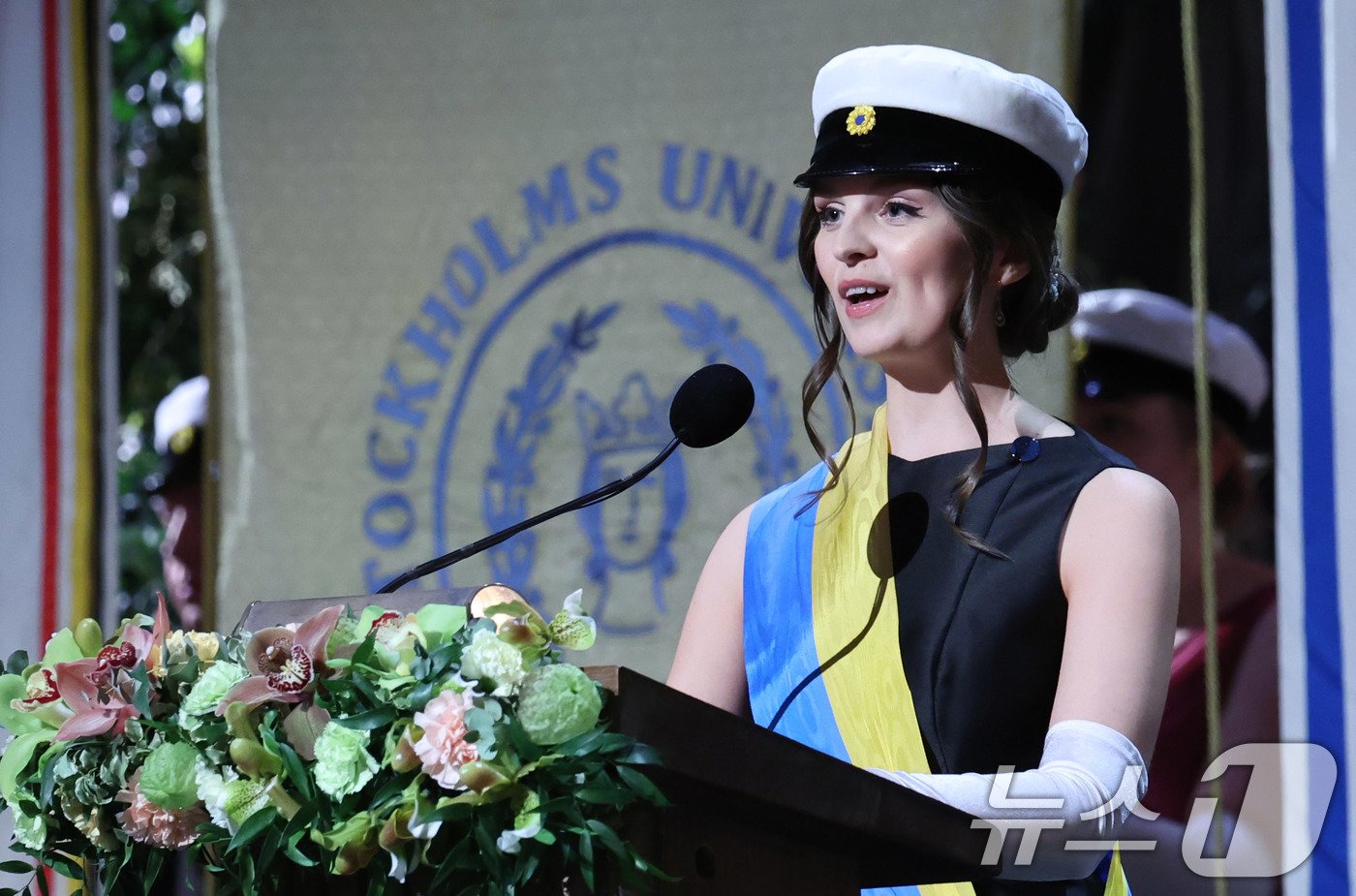 본문 이미지 - 스웨덴 대학생 연회 사회자가 10일&#40;현지시간&#41; 스웨덴 스톡홀름 시청에서 열린 노벨상 연회에서 &#34;올해 노벨문학상 수상자를 소개하게 되어 영광입니다＂라는 한국말로 한강 작가를 소개하고 있다. 2024.12.11/뉴스1 ⓒ News1 박지혜 기자