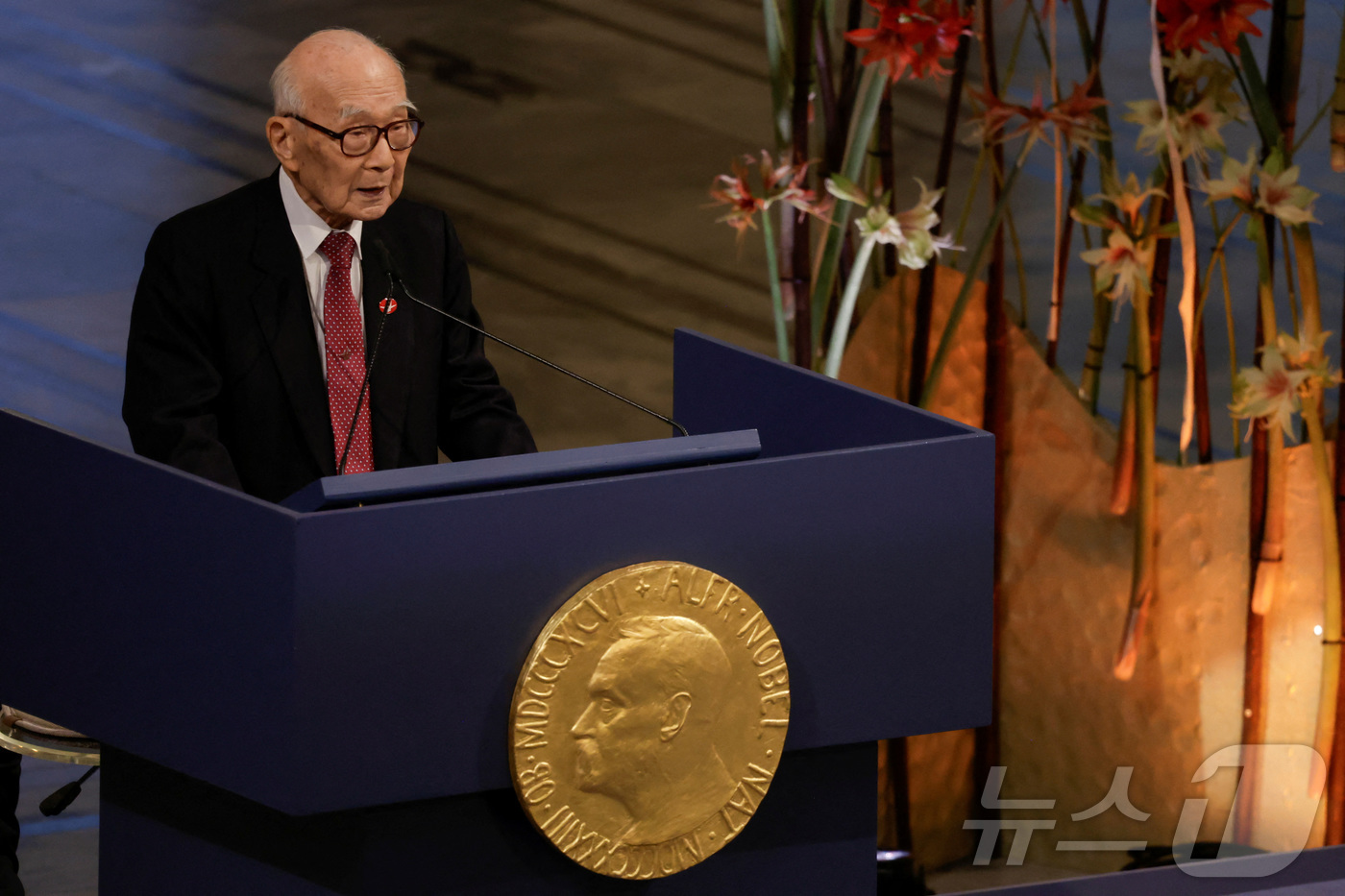 (오슬로 로이터=뉴스1) 권진영 기자 = 10일(현지시간) 노르웨이 오슬로에서 다나카 데루미 니혼 히단쿄 대표위원이 노벨 평화상 수상 연설을 하고 있다. 2024.12.10/ⓒ 로 …