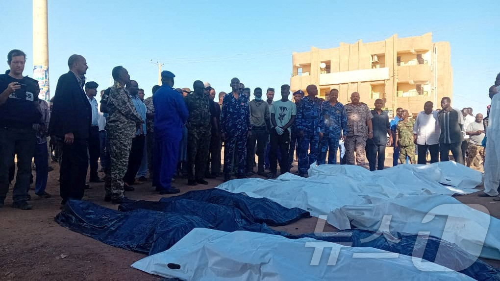 (옴두르만 로이터=뉴스1) 김지완 기자 = 10일(현지시간) 수단 하르툼 옴두르만에서 사람들이 정부군과 교전을 벌이고 있는 신속지원군(RSF) 폭격으로 인해 사망한 사람들의 시신을 …