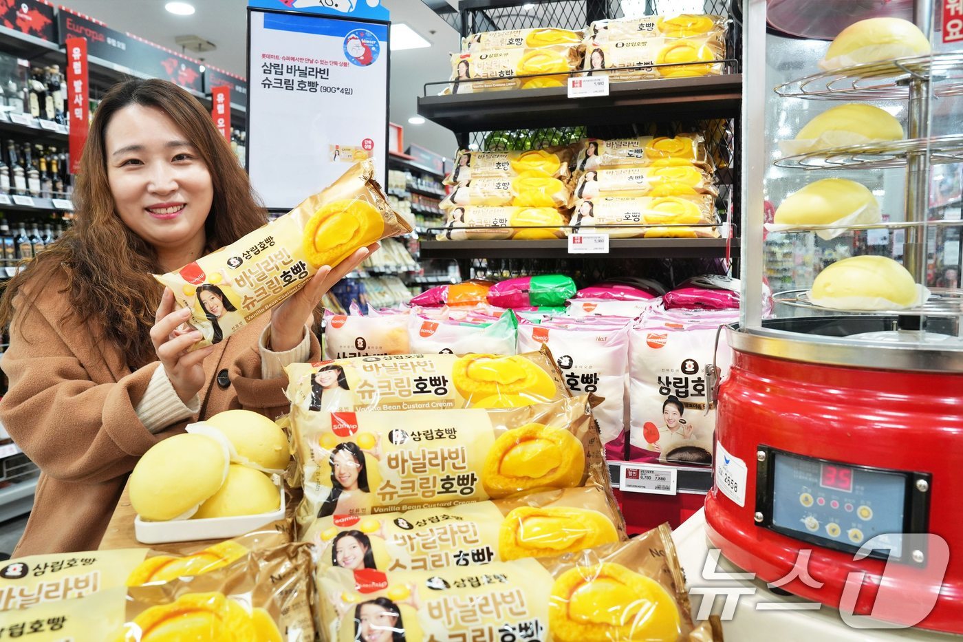 (서울=뉴스1) = 김임숙 롯데마트 기호식품팀MD(상품기획자)가 11일 서울 송파구 롯데마트 제타플렉스 잠실점 매장에서 단독 상품 '바닐라빈 슈크림호빵'을 소개하고 있다.달콤한 슈 …