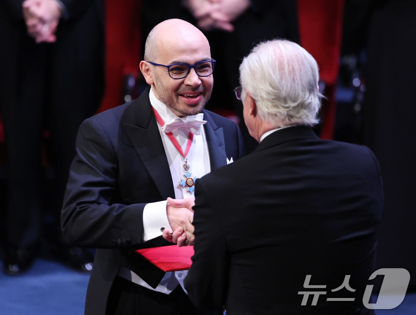 본문 이미지 - 데미스 허사비스 구글 딥마인드 CEO가 2024 노벨상 시상식에서 스웨덴 칼 16세 구스타프 국왕으로부터 노벨 화학상을 수상하는 모습. 2024.12.11/뉴스1 ⓒ News1 박지혜 기자