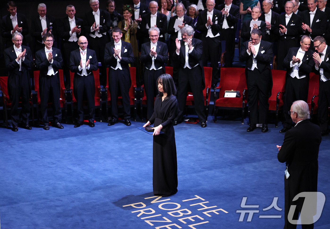 본문 이미지 - 한강 작가가 한국인 최초로 노벨문학상을 받았다. 지난 10일&#40;현지시각&#41; 스웨덴 스톡홀름 콘서트홀에서 열린 2024 노벨상 시상식에서 한강이 스웨덴 칼 16세 구스타프 국왕으로부터 노벨 문학상을 수상한 뒤 인사하고 있다. /뉴스1 