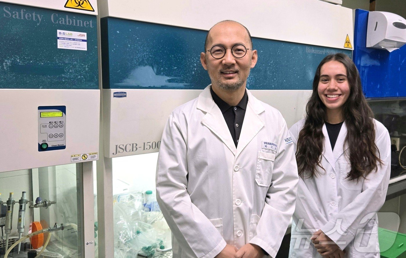 본문 이미지 - KAIST 바이오및뇌공학과 박지호 교수(왼쪽), 에린 파간 석사과정. (KAIST 제공)/뉴스1