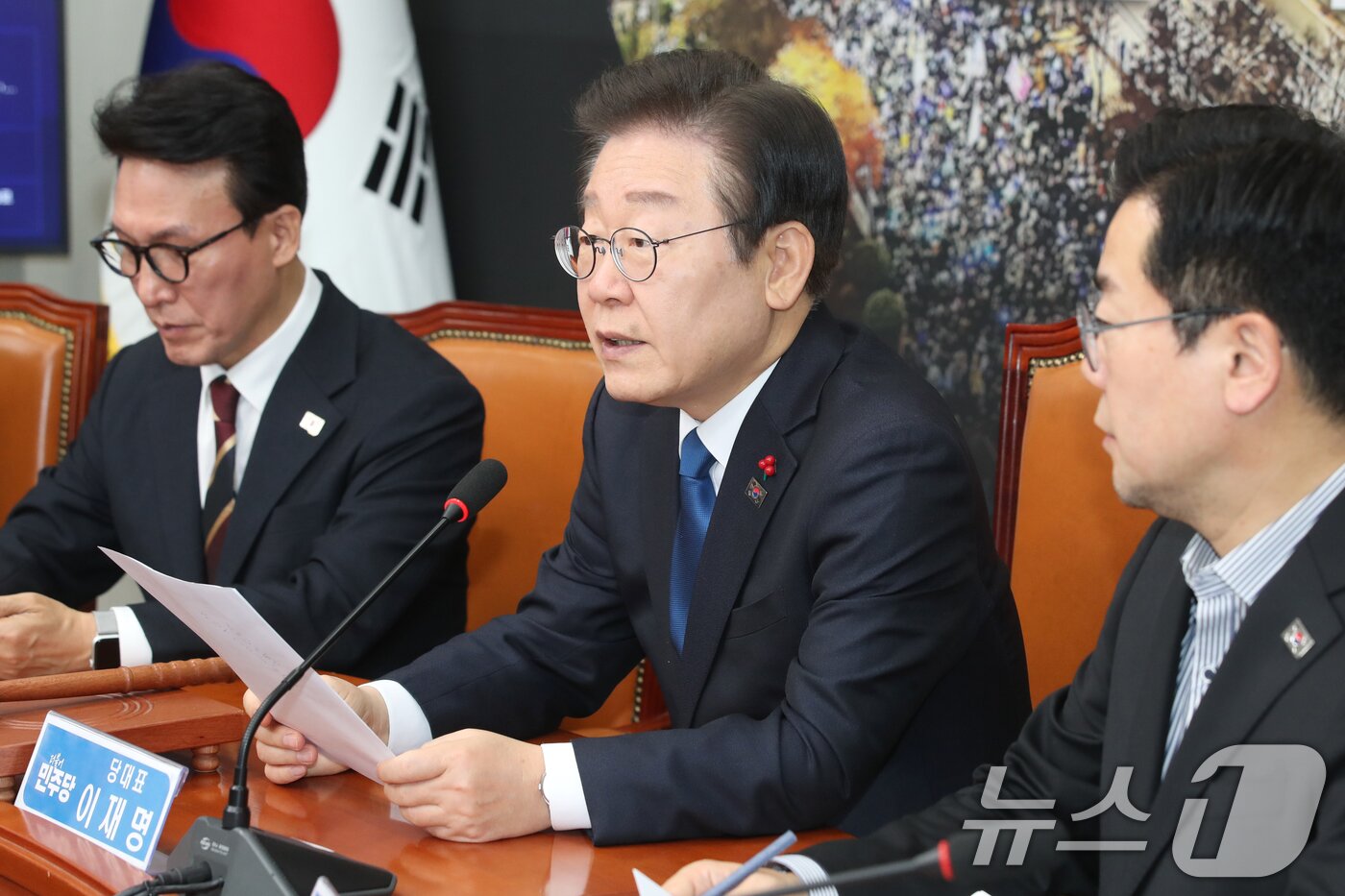 본문 이미지 - 이재명 더불어민주당 대표가 11일 오전 서울 여의도 국회에서 열린 최고위원회의에서 모두 발언을 하고 있다. 2024.12.11/뉴스1 ⓒ News1 이광호 기자