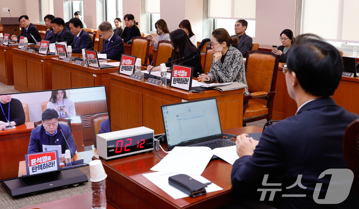(서울=뉴스1) 안은나 기자 = 11일 오전 서울 여의도 국회에서 열린 문화체육관광위원회 전체회의에서 야당 의원들이 '윤석열을 탄핵하라!'라고 적힌 피켓을 노트북에 붙여놓고 있다. …