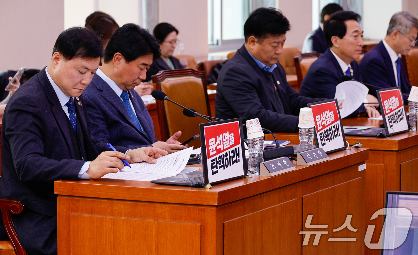 (서울=뉴스1) 안은나 기자 = 11일 오전 서울 여의도 국회에서 열린 문화체육관광위원회 전체회의에서 야당 의원들이 '윤석열을 탄핵하라!'고 적힌 피켓을 노트북에 붙여놓고 있다.야 …