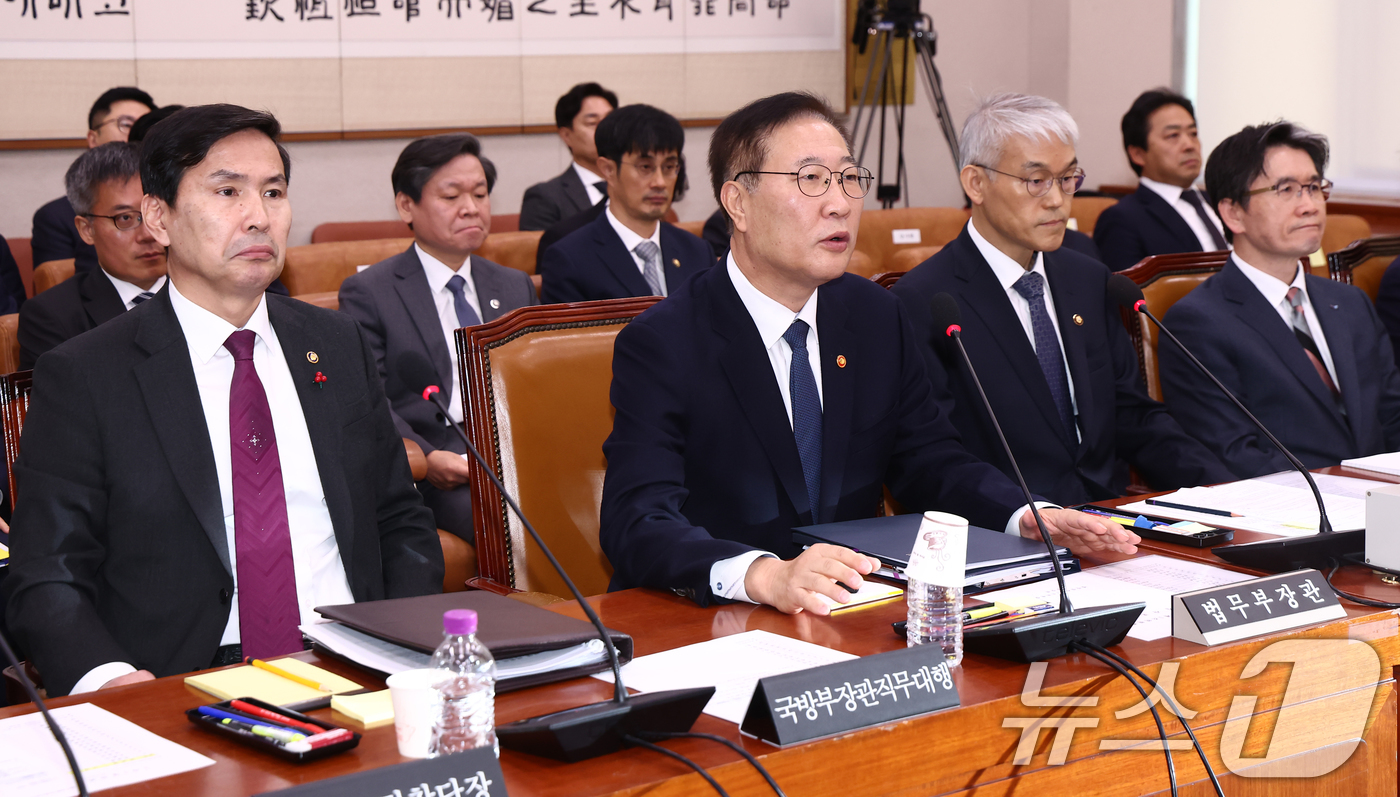 (서울=뉴스1) 김민지 기자 = 박성재 법무부 장관이 11일 오전 서울 여의도 국회 법제사법위원회 전체회의에 출석해 12·3 윤석열 내란 사태 관련 현안질의에 답하고 있다.왼쪽부터 …