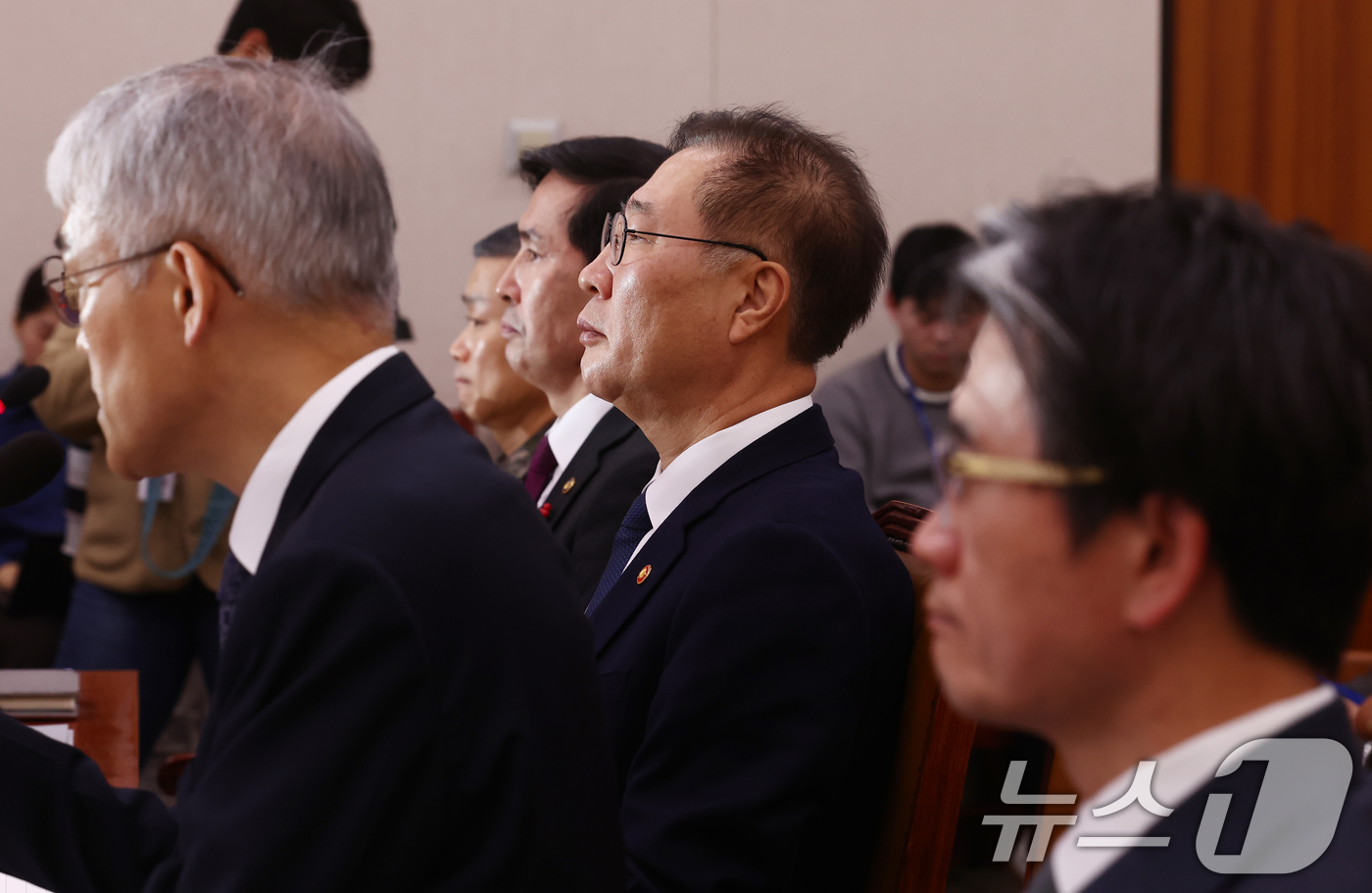 (서울=뉴스1) 김민지 기자 = 박성재 법무부 장관이 11일 오전 서울 여의도 국회에서 열린 12·3 윤석열 내란 사태 관련 법제사법위원회 전체회의에서 생각에 잠겨 있다. 2024 …